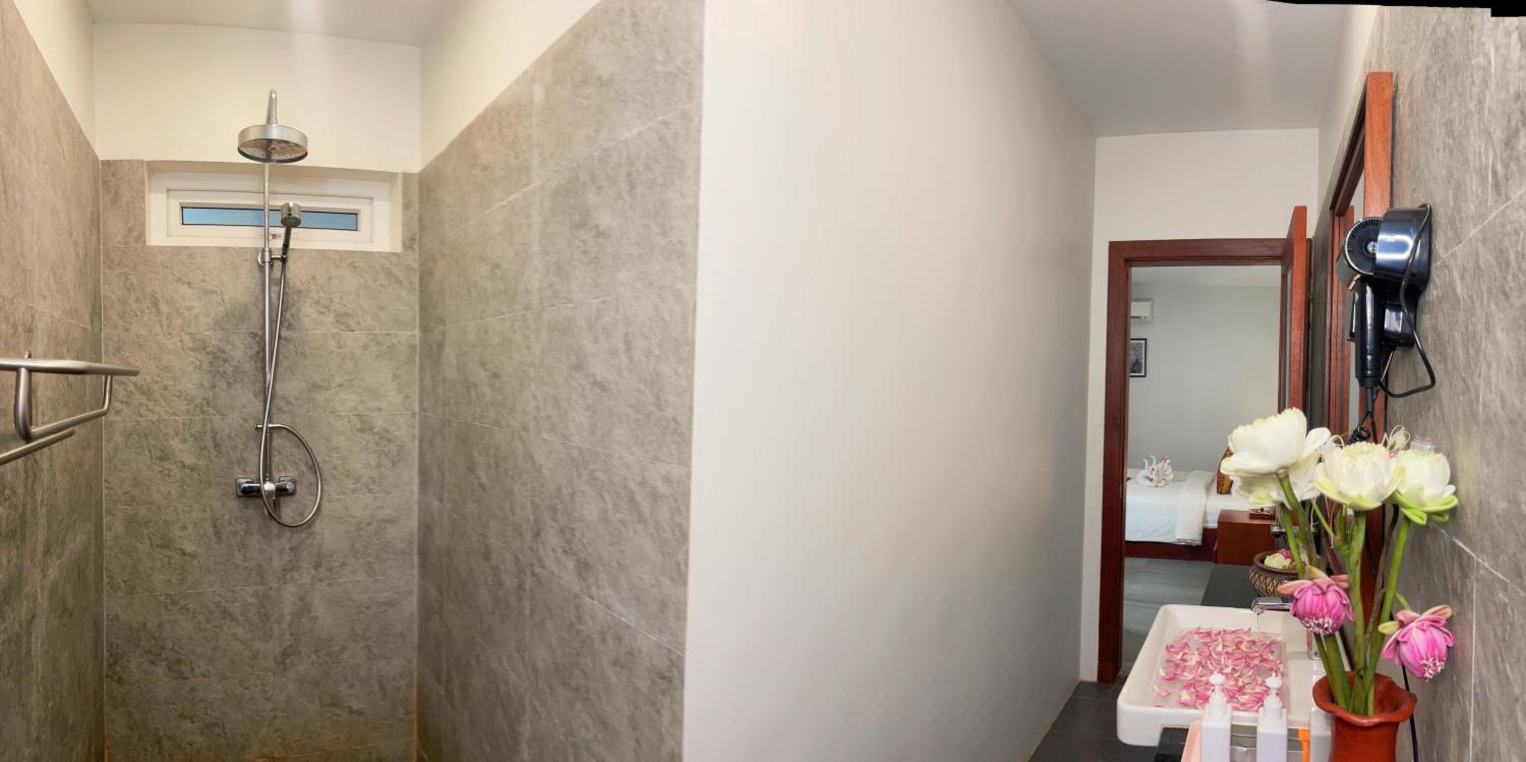 Studio Double With Balcony- Free Pick Up  - Photo 3