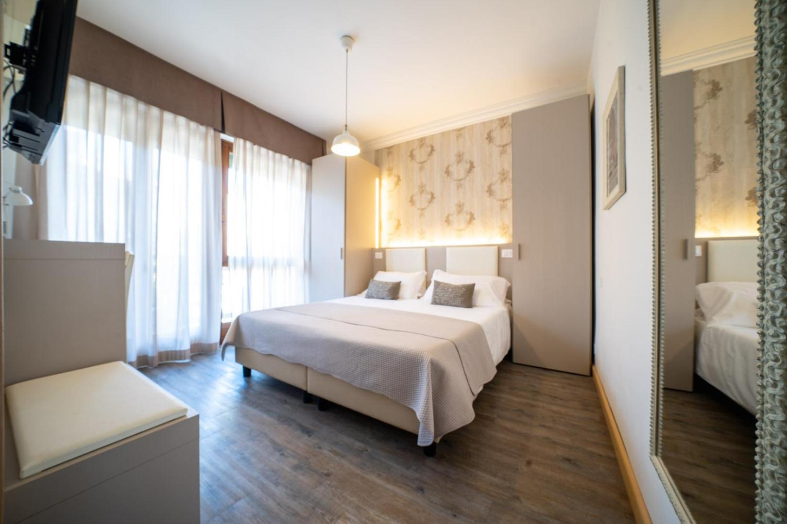 Deluxe Double Room with Balcony photo 1
