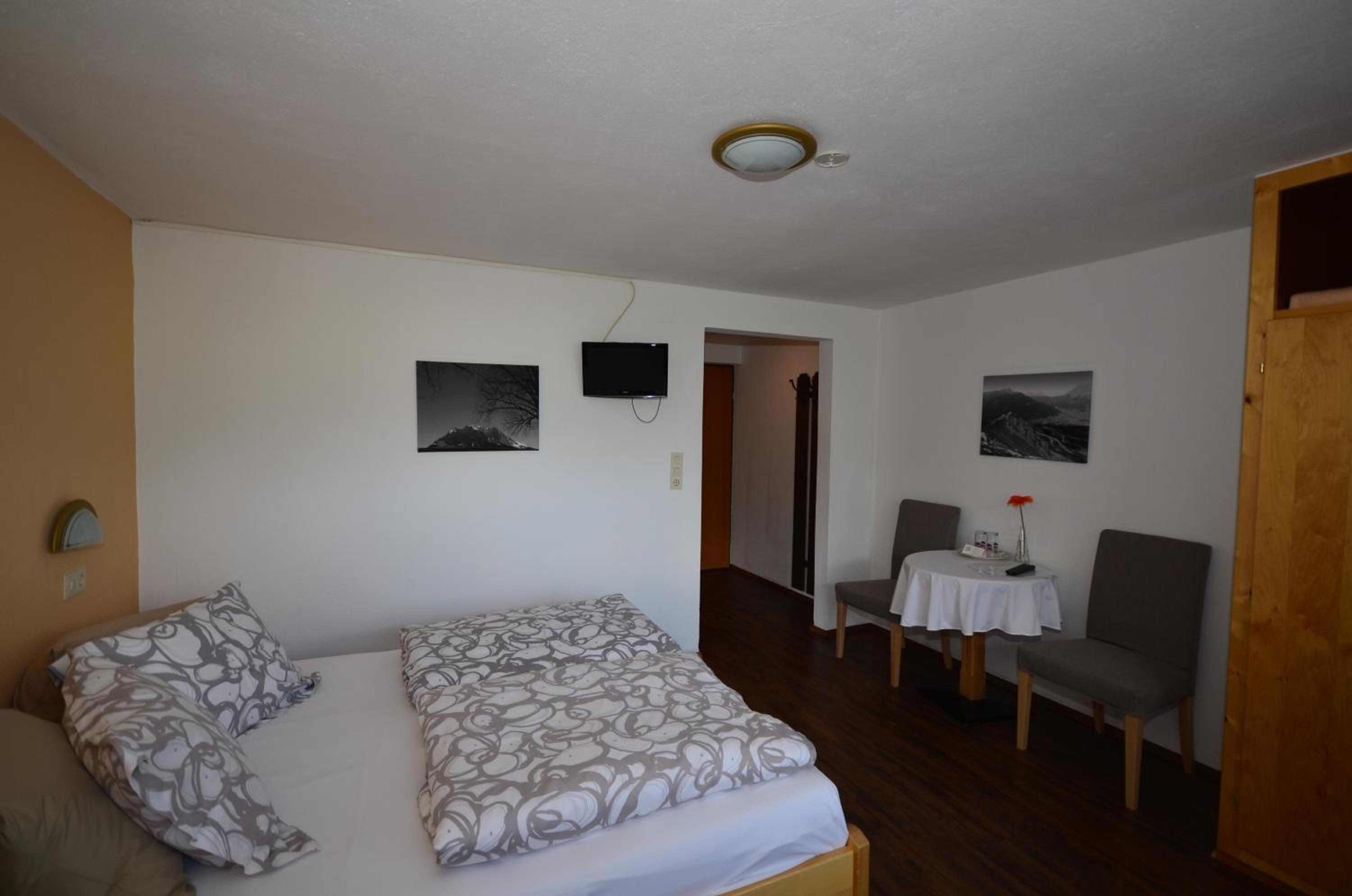 Double Room with Private Bathroom photo 3