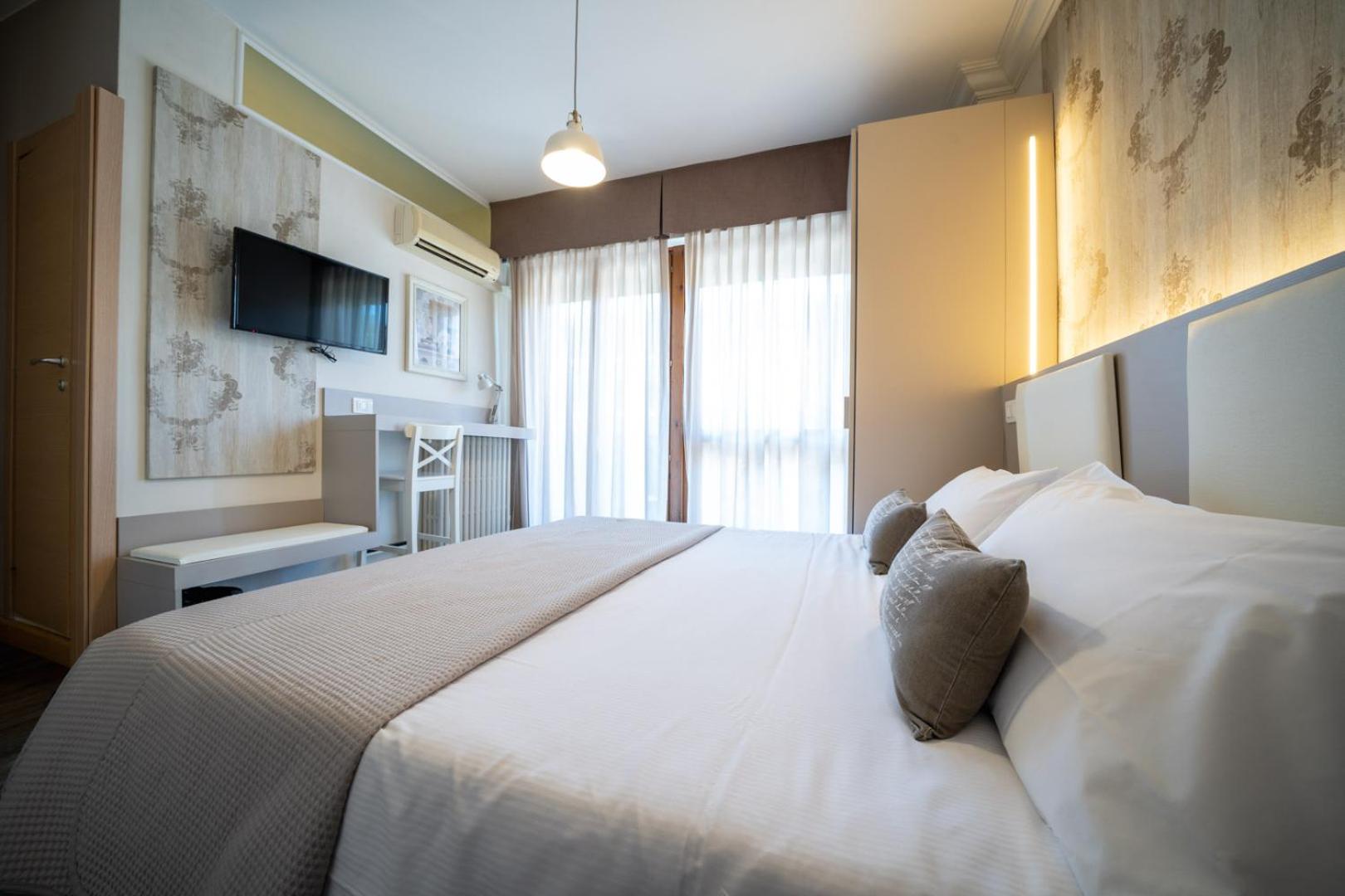 Deluxe Double Room with Balcony photo 2