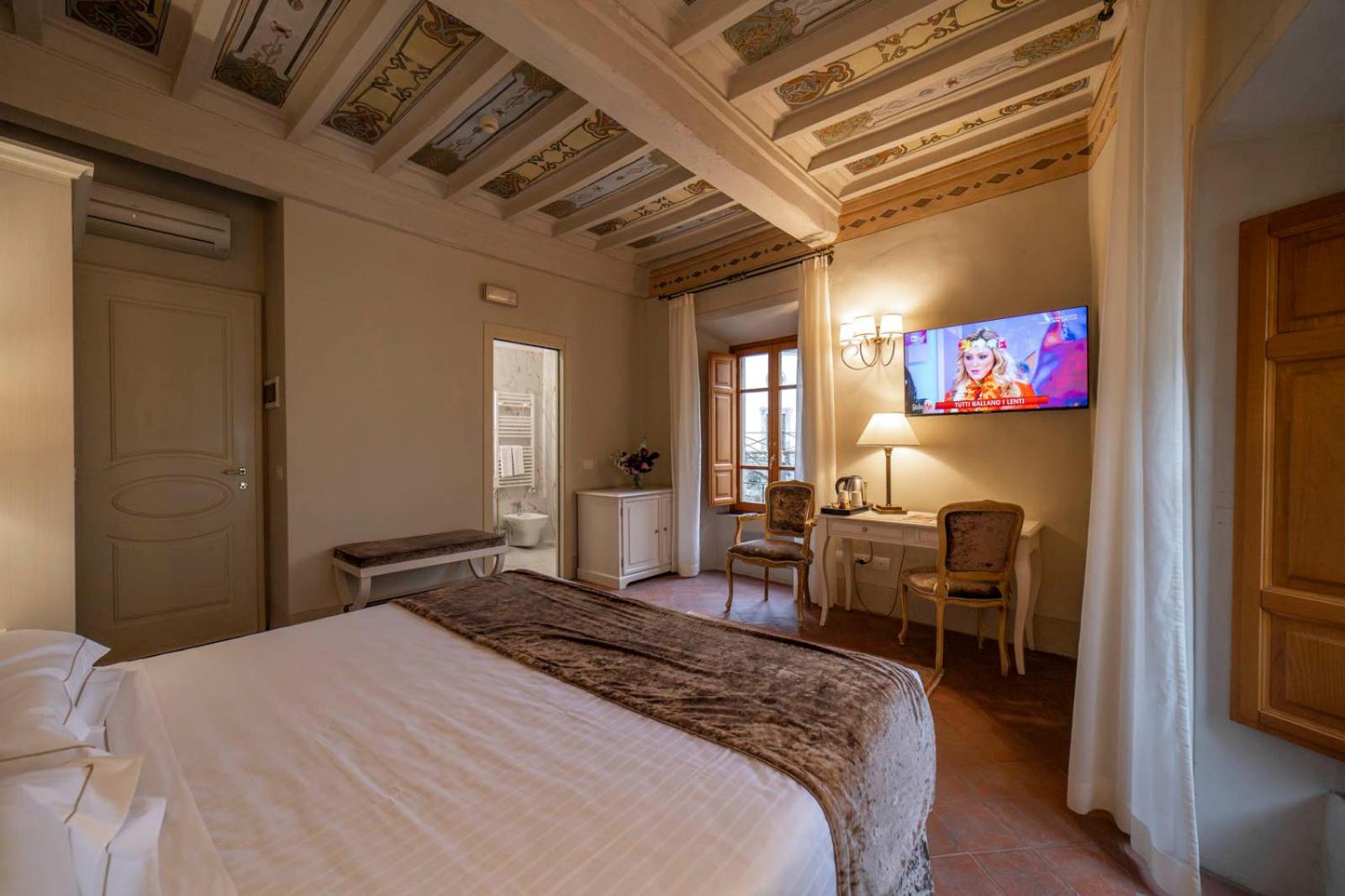 Deluxe Double Room - Photo 11