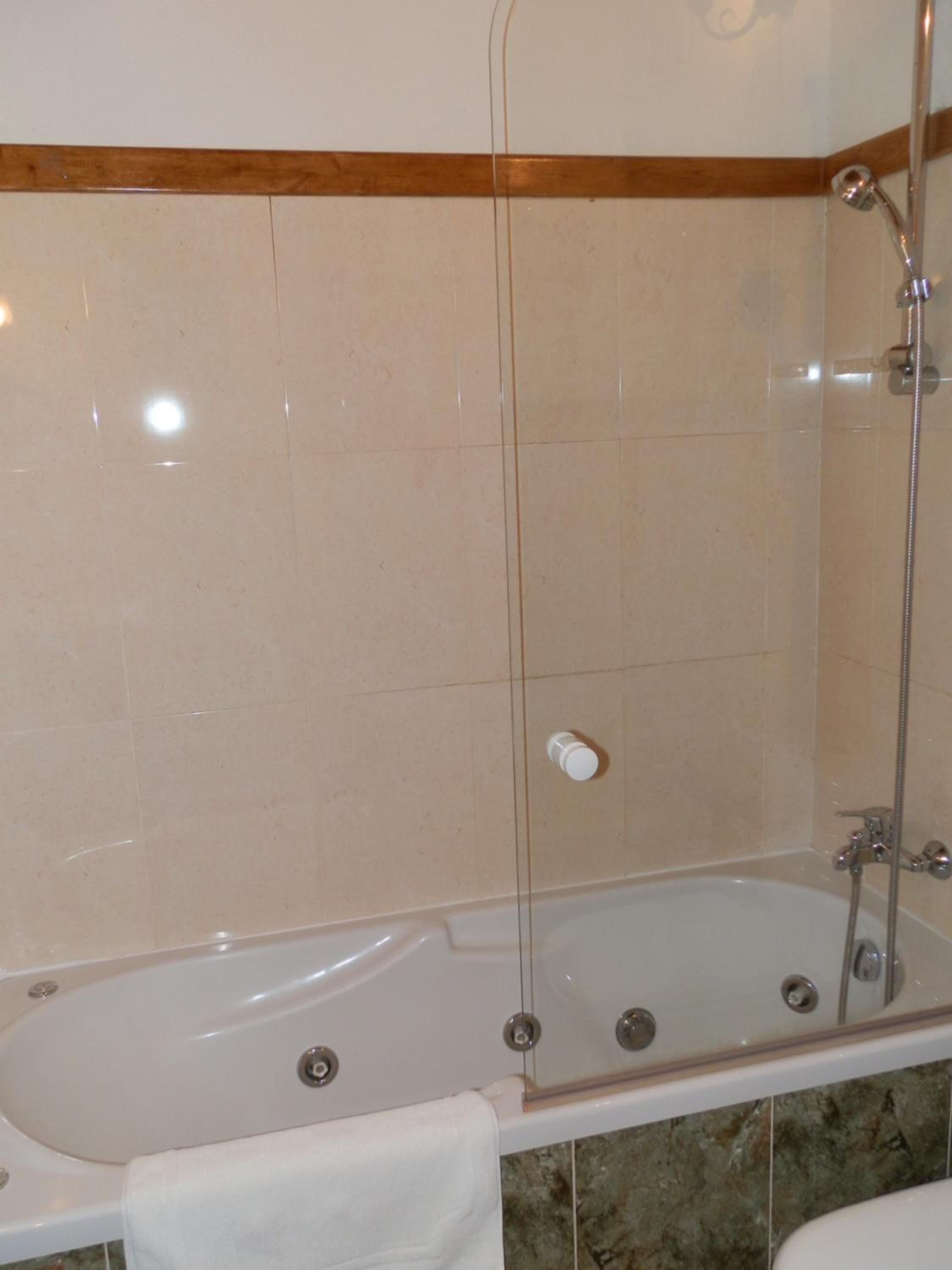 Deluxe Double or Twin Room with Spa Bath photo 3