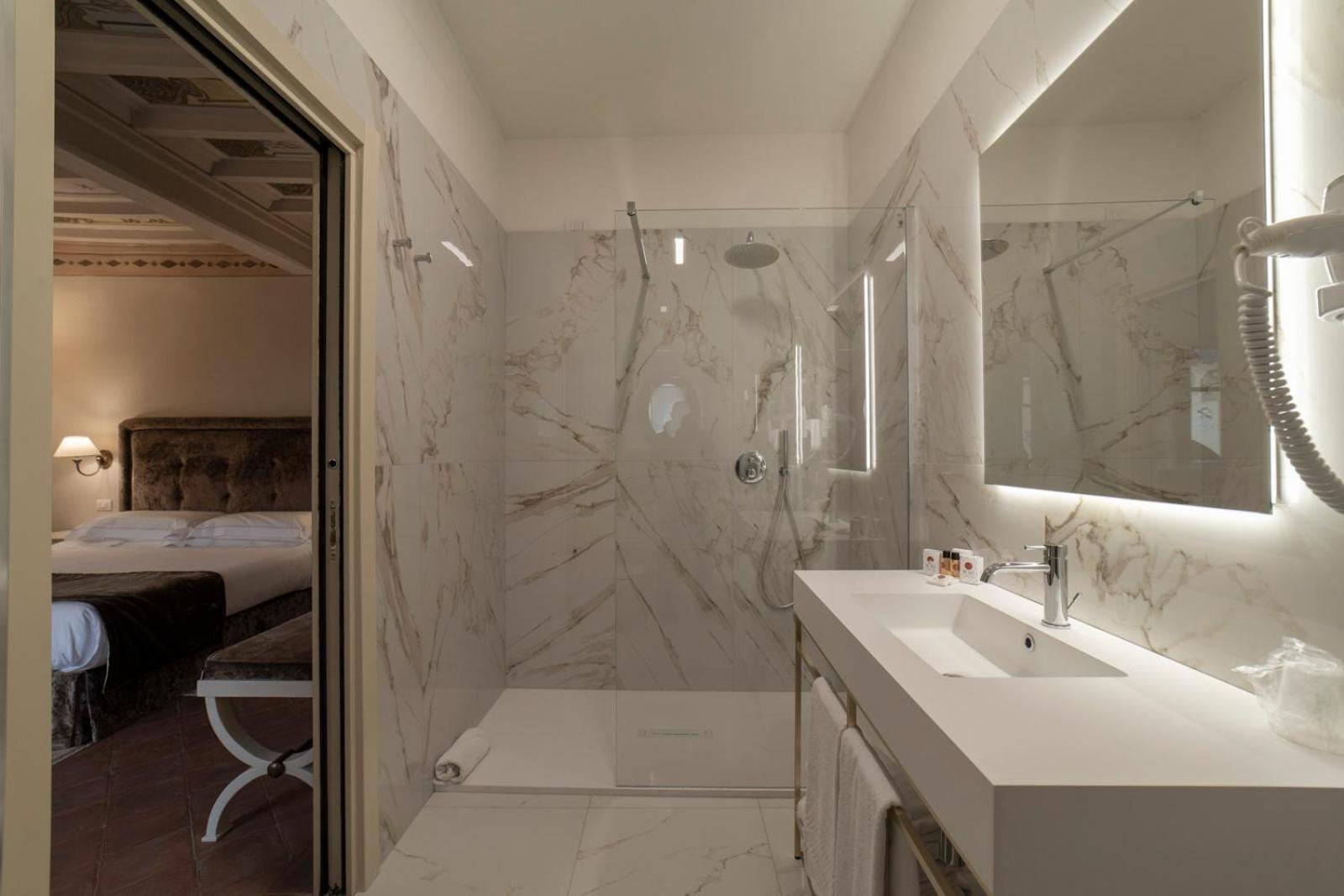 Deluxe Double Room - Photo 10