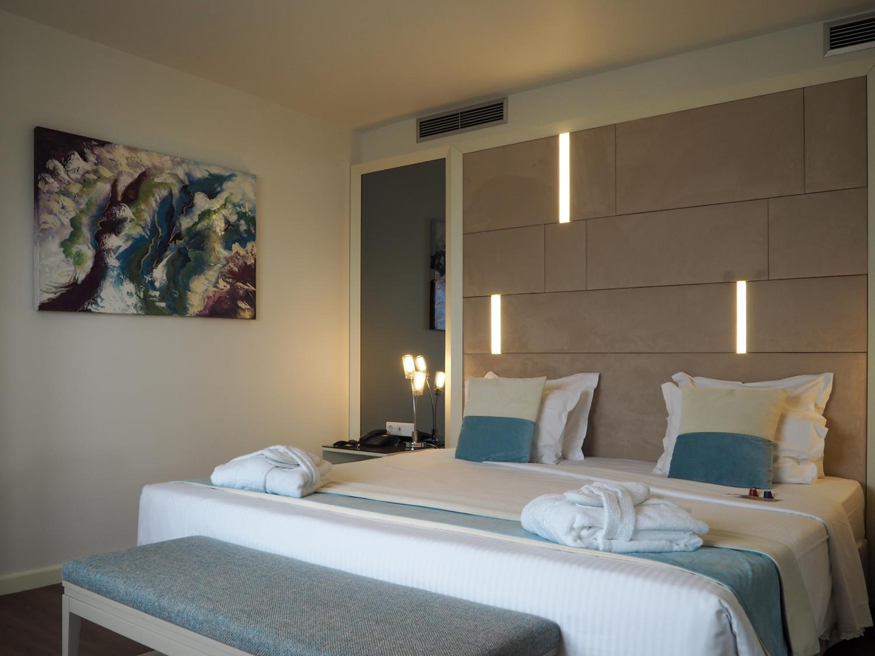 Deluxe Suite with Sea View - Photo 1