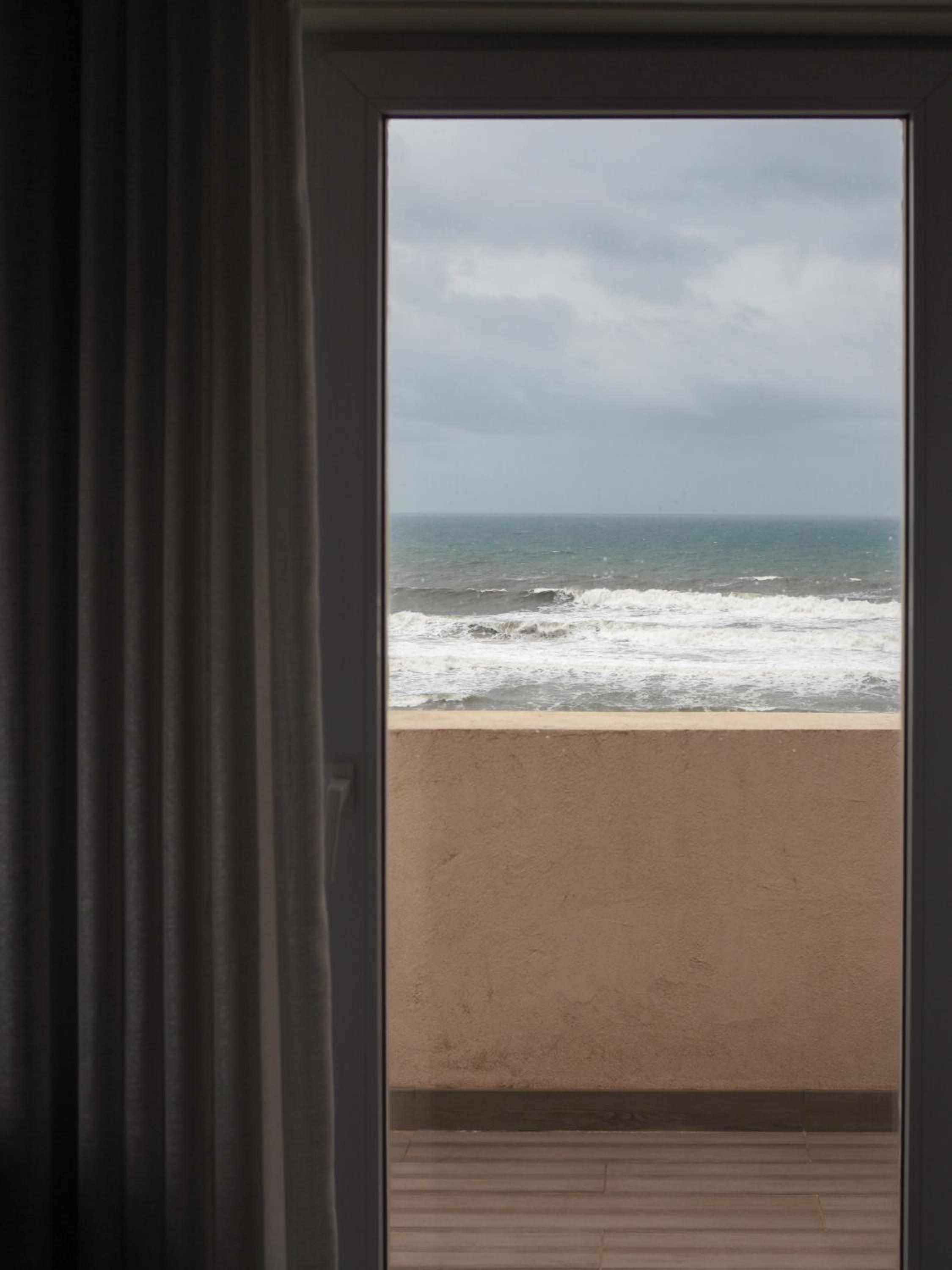 Deluxe Suite with Sea View - Photo 10
