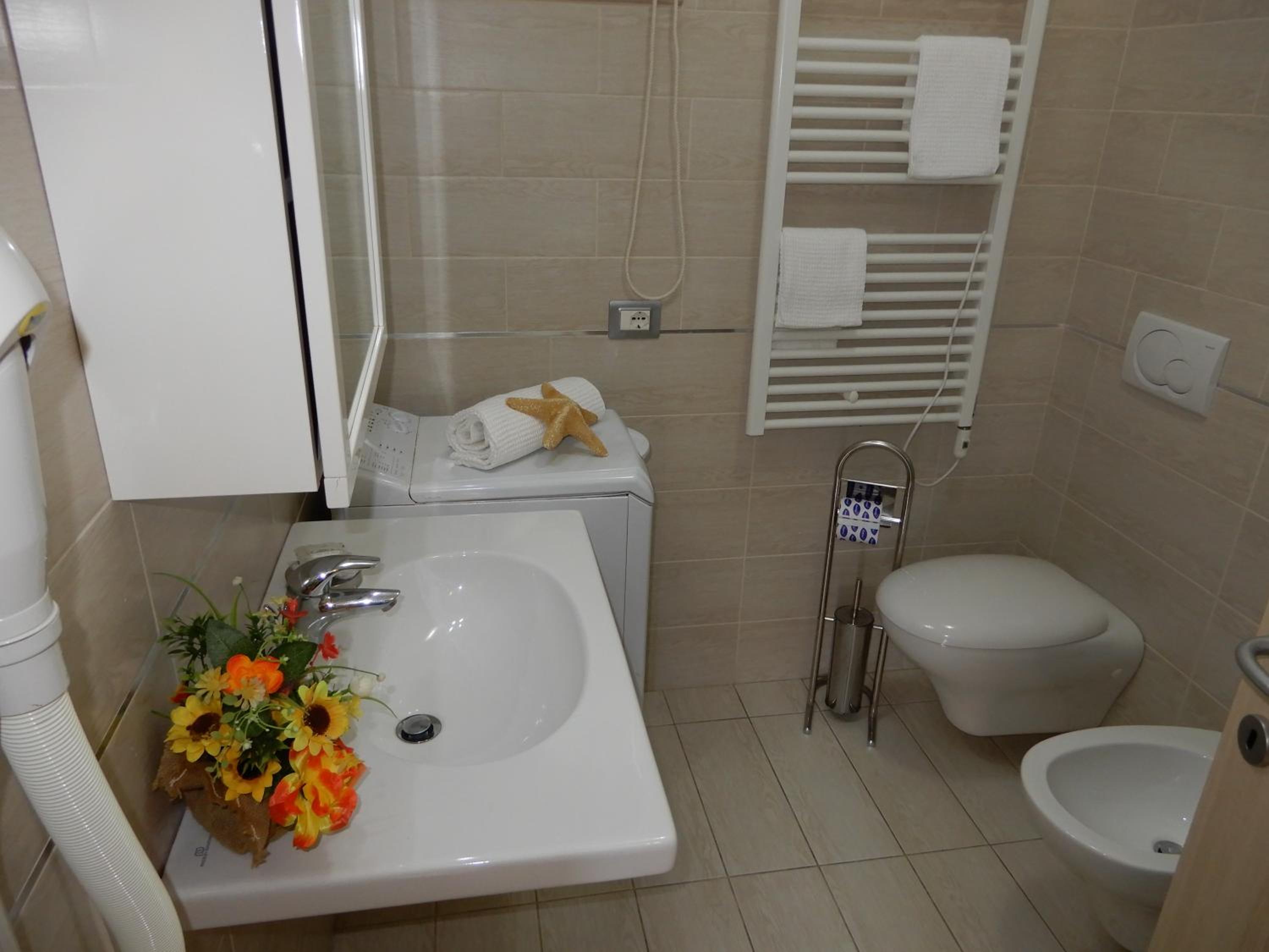 Apartment with Balcony - Photo 3