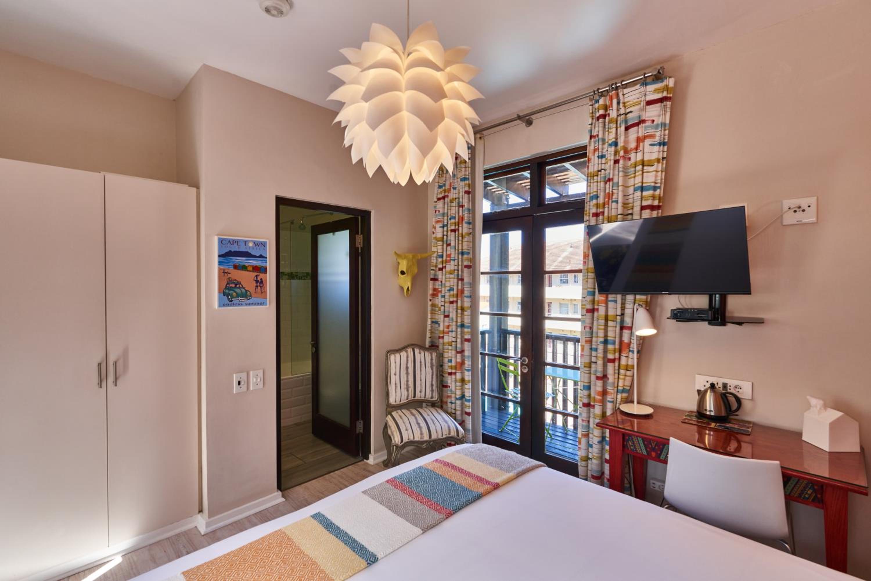 Double Room with Pool View - Photo 11