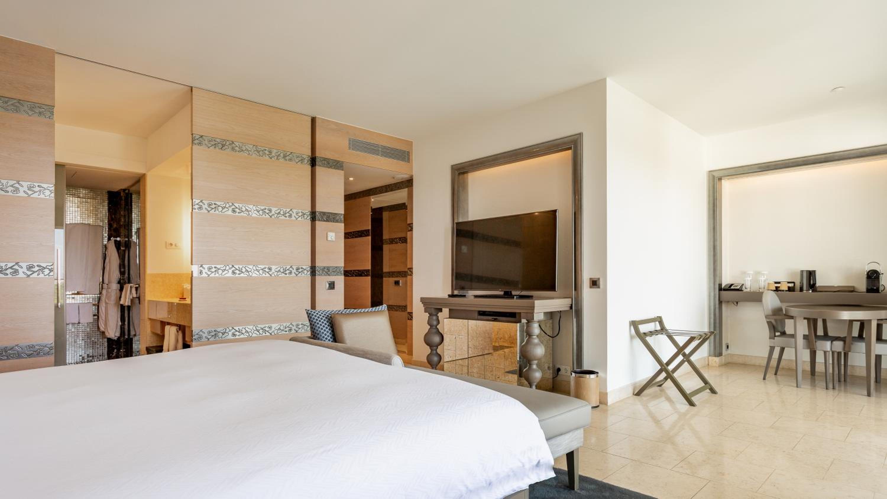 Grand Deluxe King Room - Photo 3