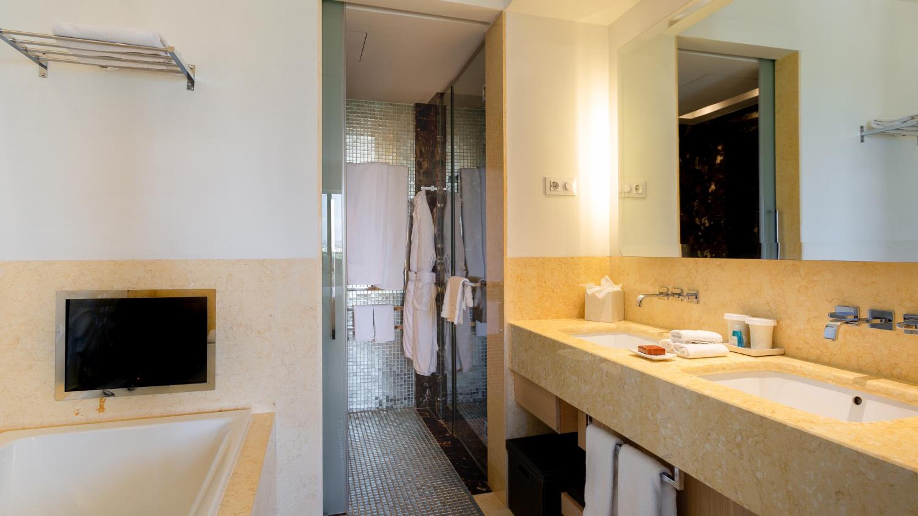 Grand Deluxe King Room - Photo 2