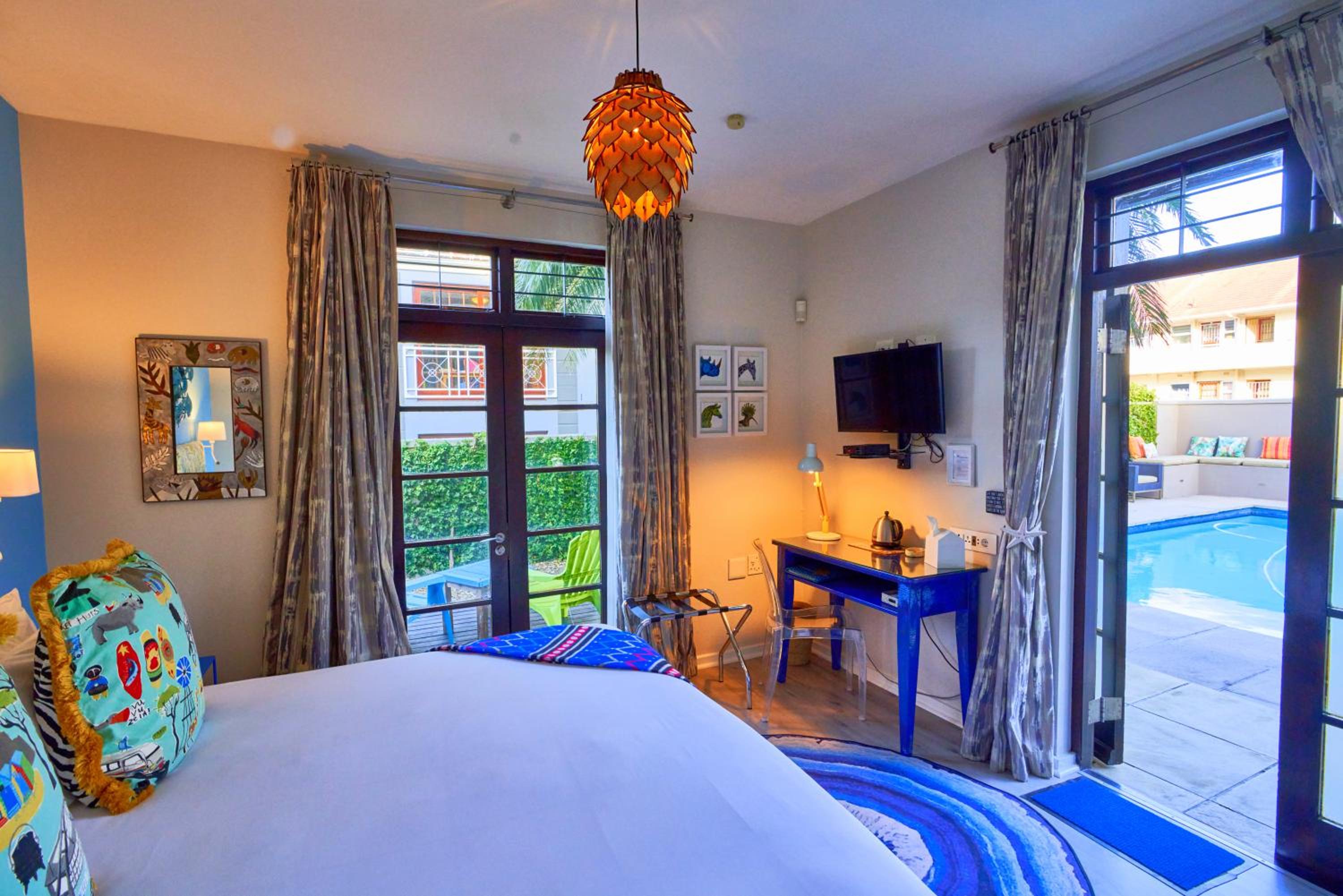 Double Room with Pool View - Photo 7