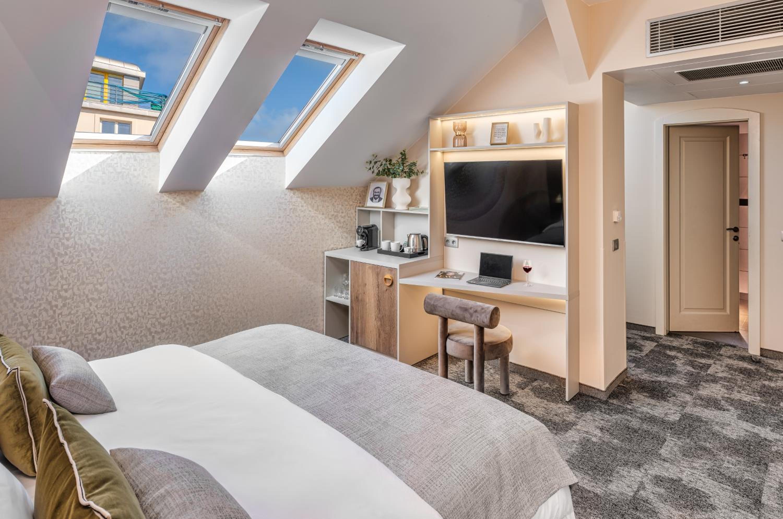 Superior Triple Attic Room photo 1