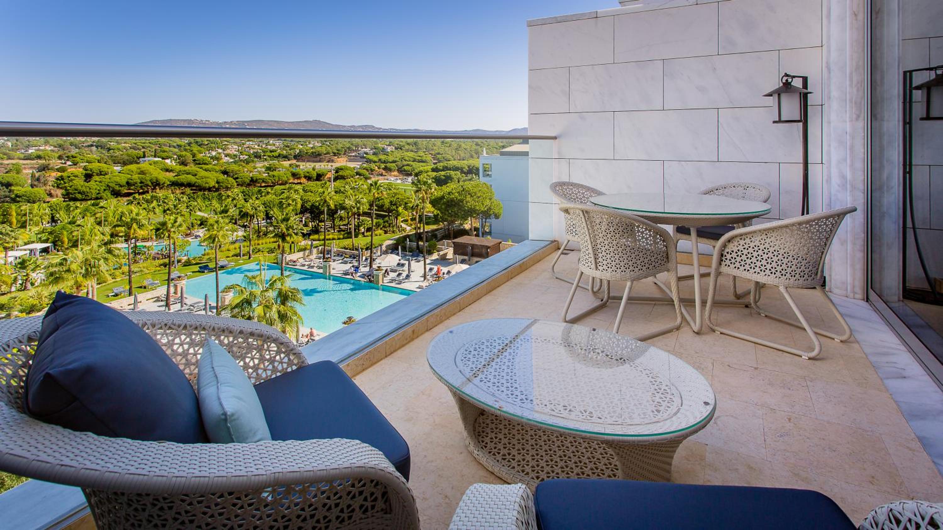 Grand Deluxe King Suite with Pool View - Photo 5