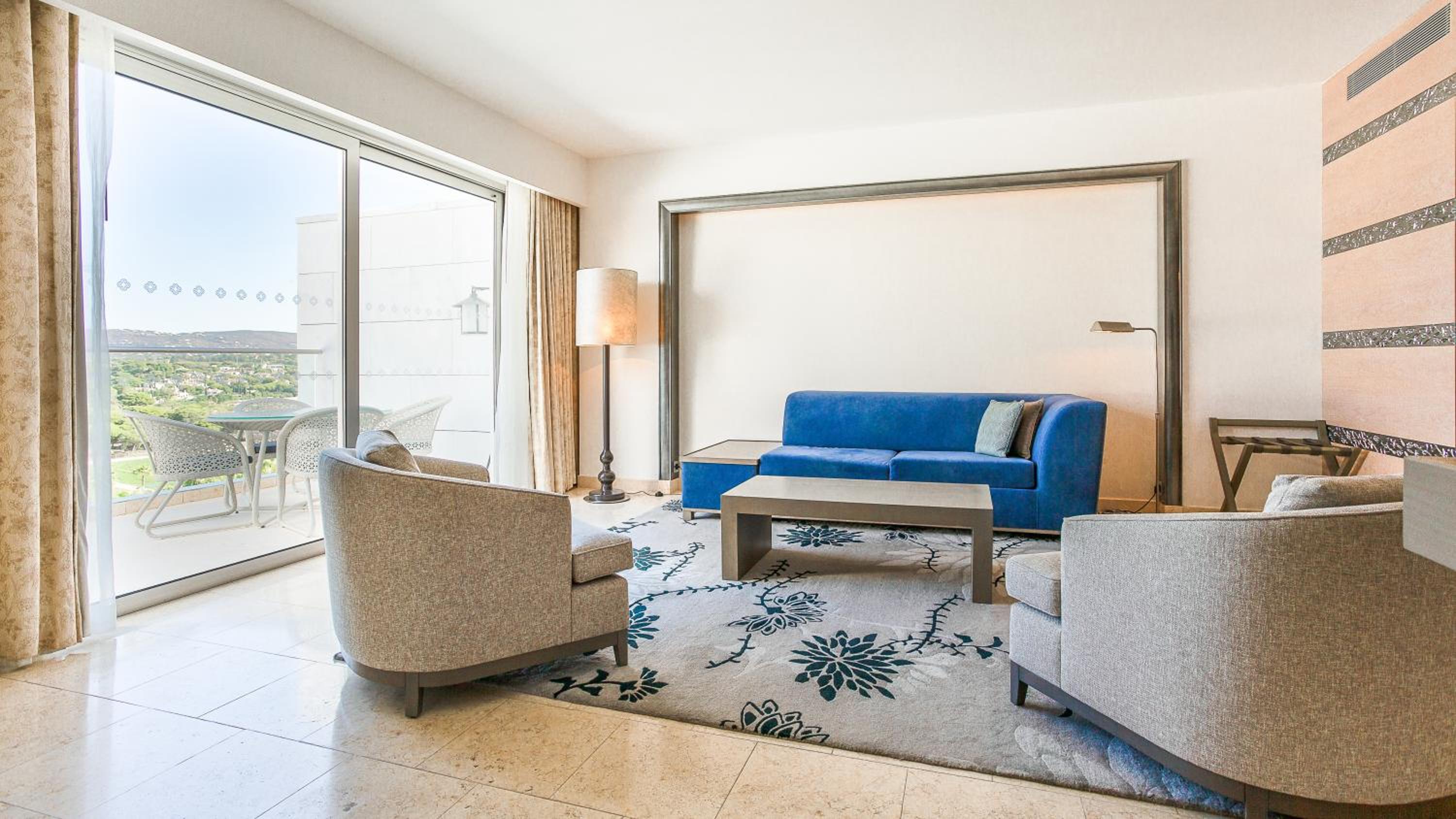 Grand Deluxe King Suite with Pool View - Photo 4