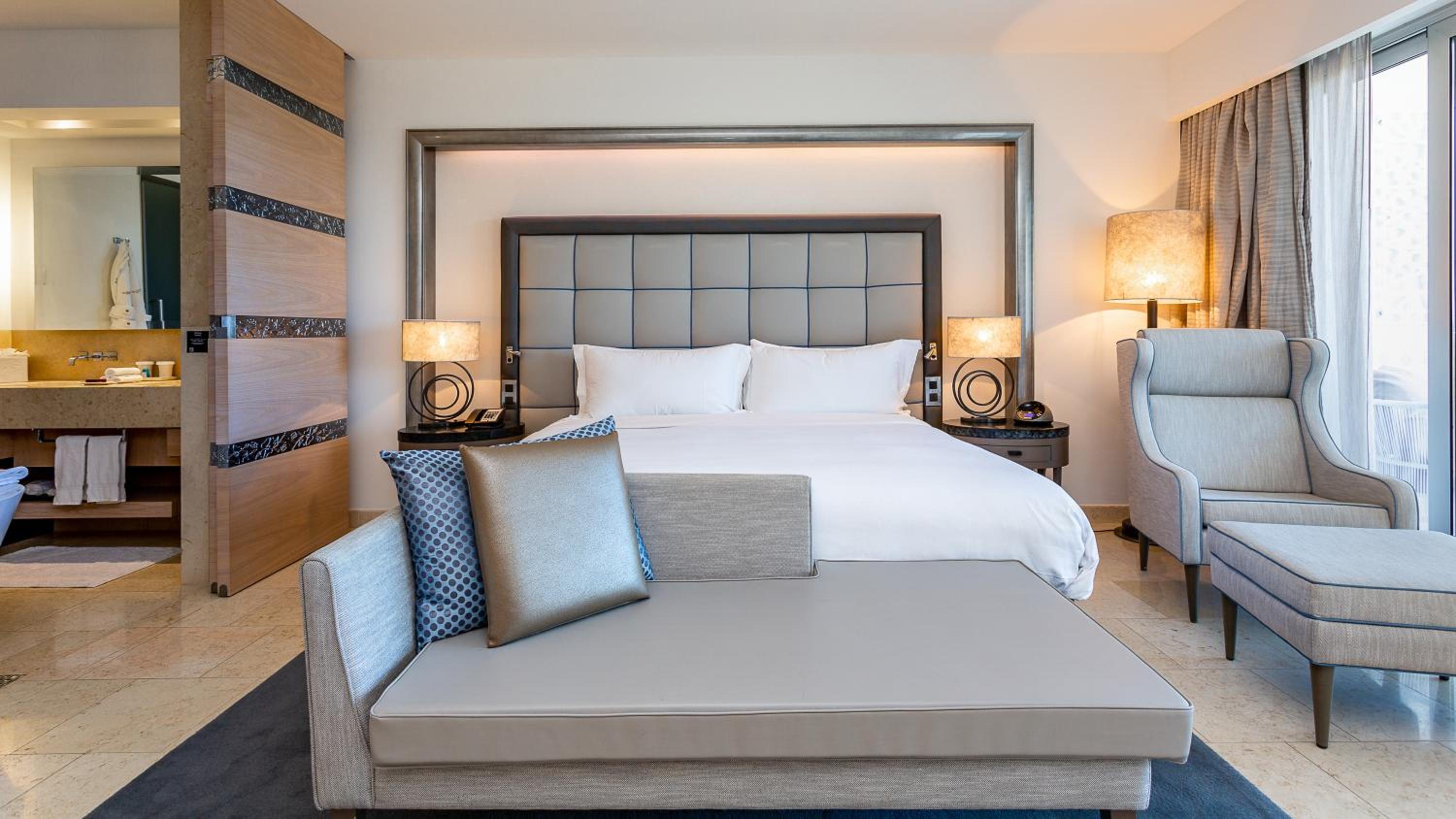 Grand Deluxe King Room - Photo 5
