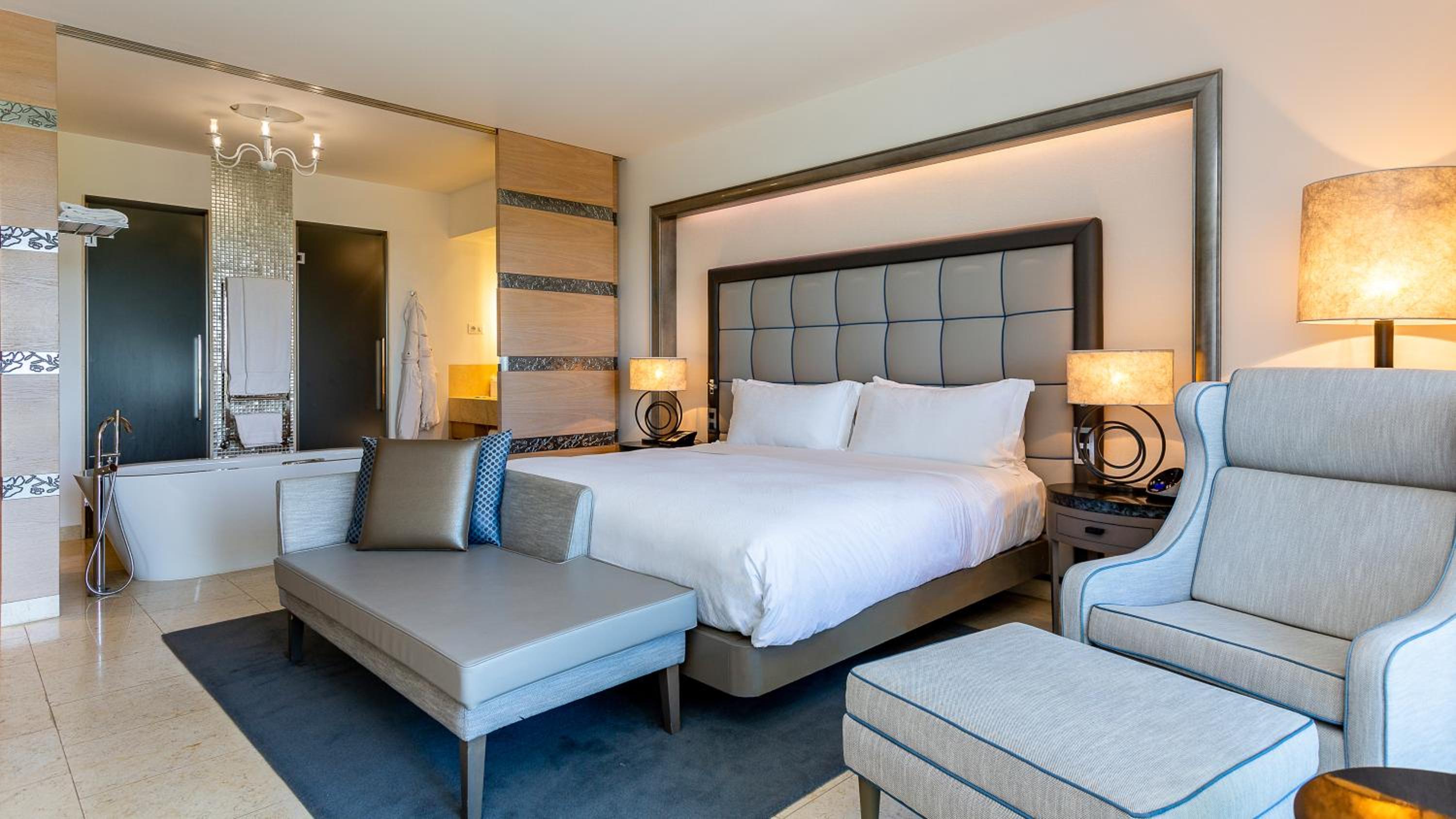 Grand Deluxe King Room - Photo 4