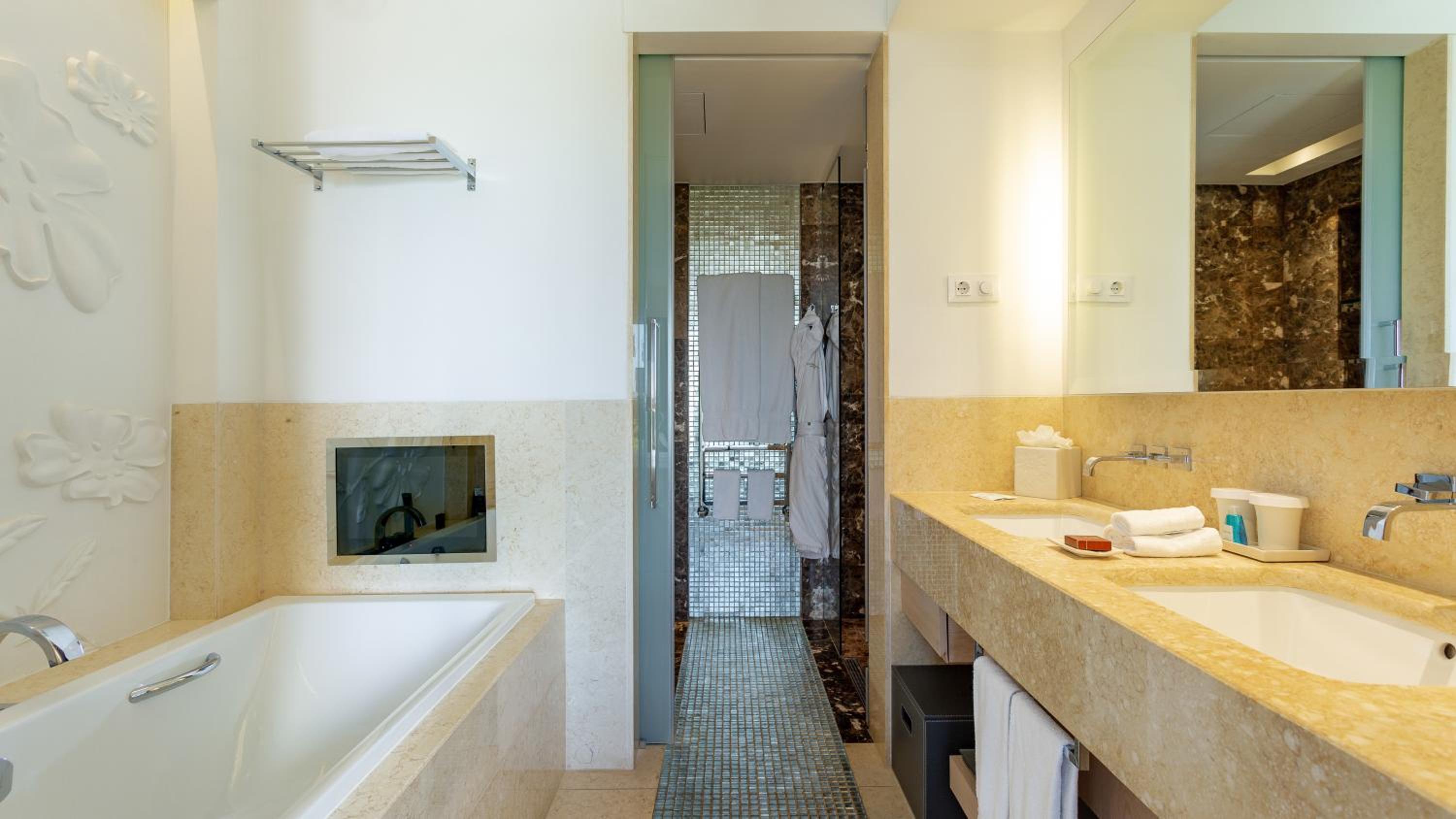 Deluxe Twin Room - Photo 3