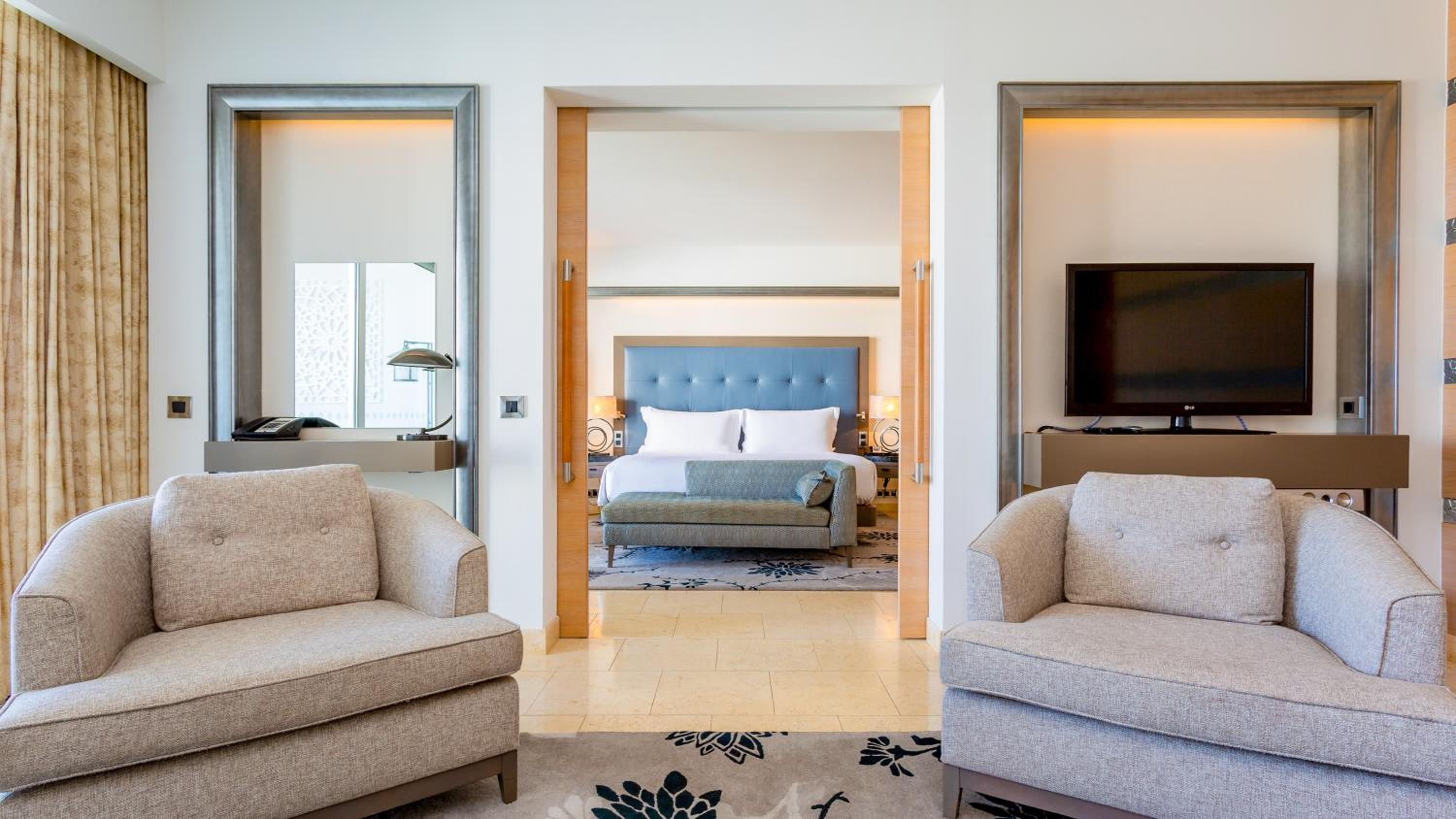 Deluxe King Suite with Pool View - Photo 3
