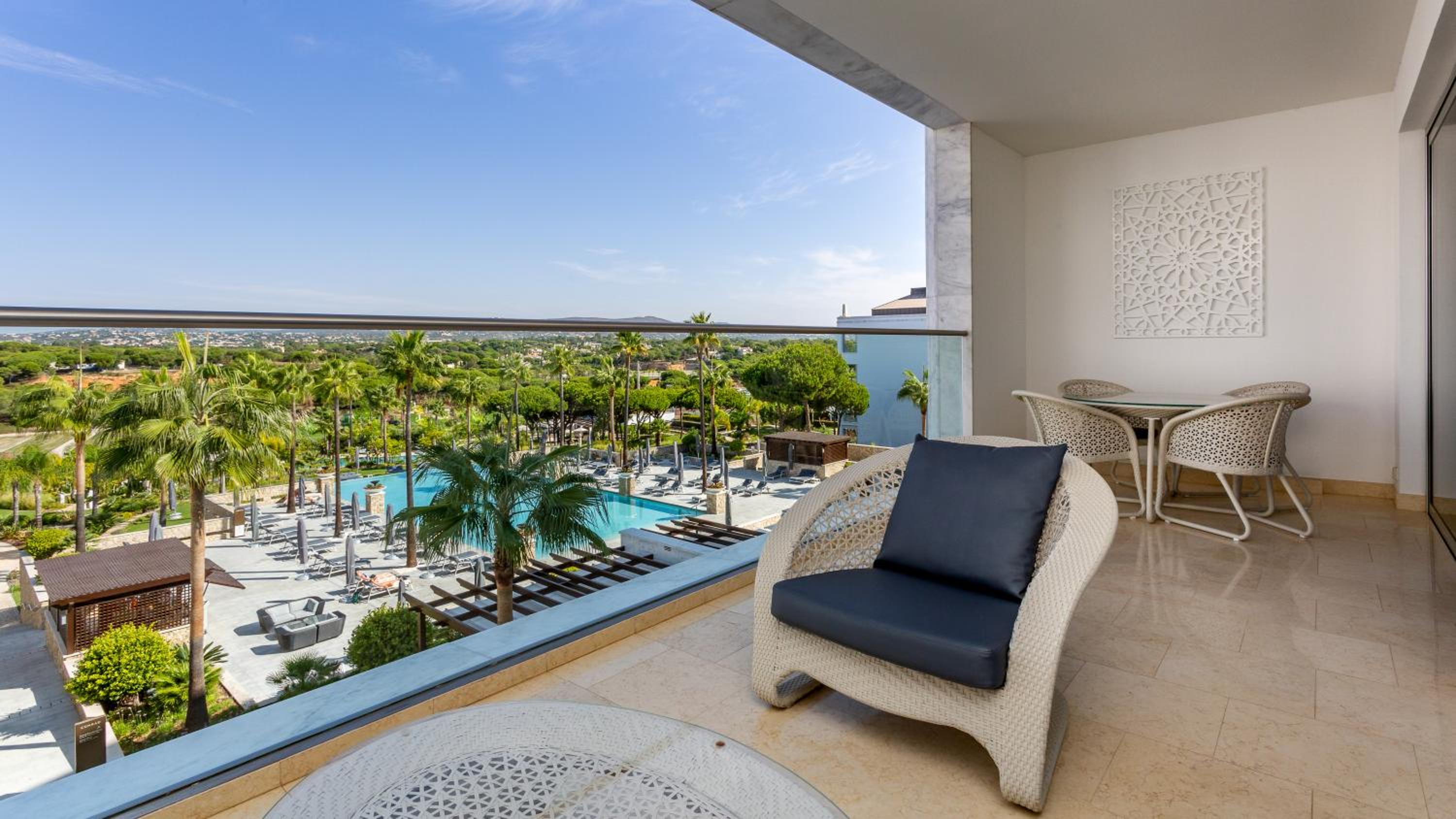 Deluxe King Suite with Pool View - Photo 4