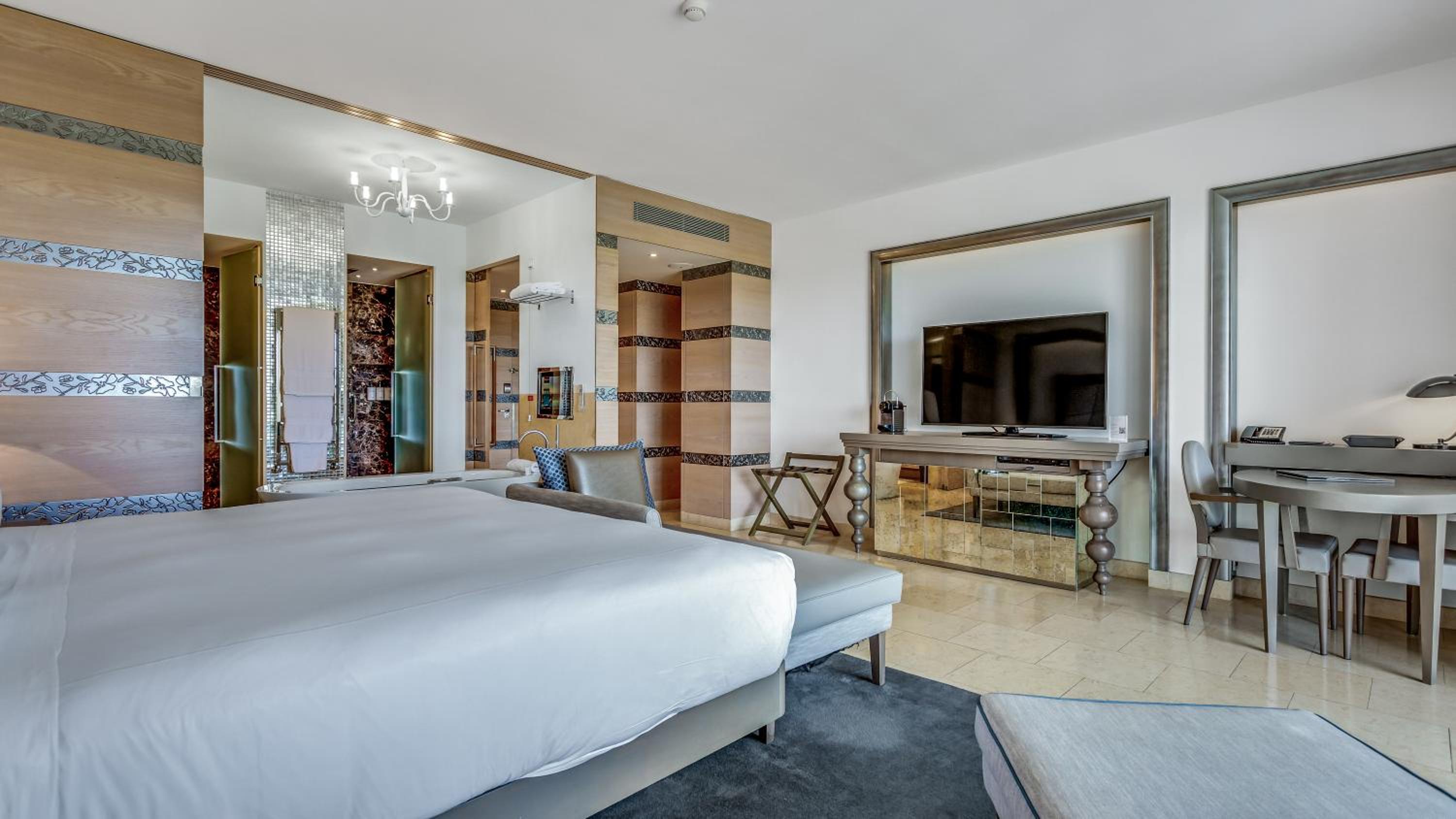Grand Deluxe Plus King Room - Photo 4