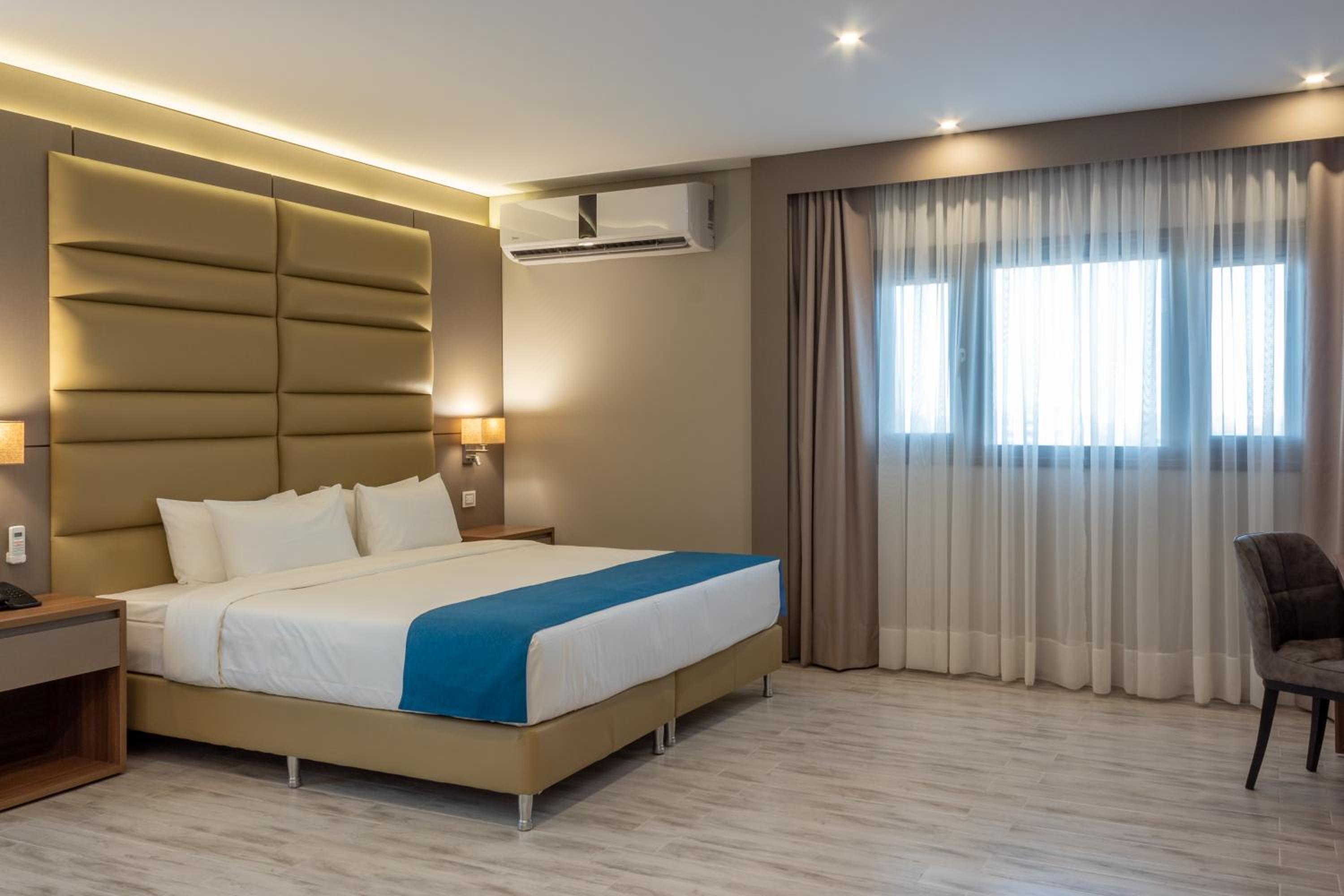 King Suite with Sofa Bed - Non-Smoking - Photo 4