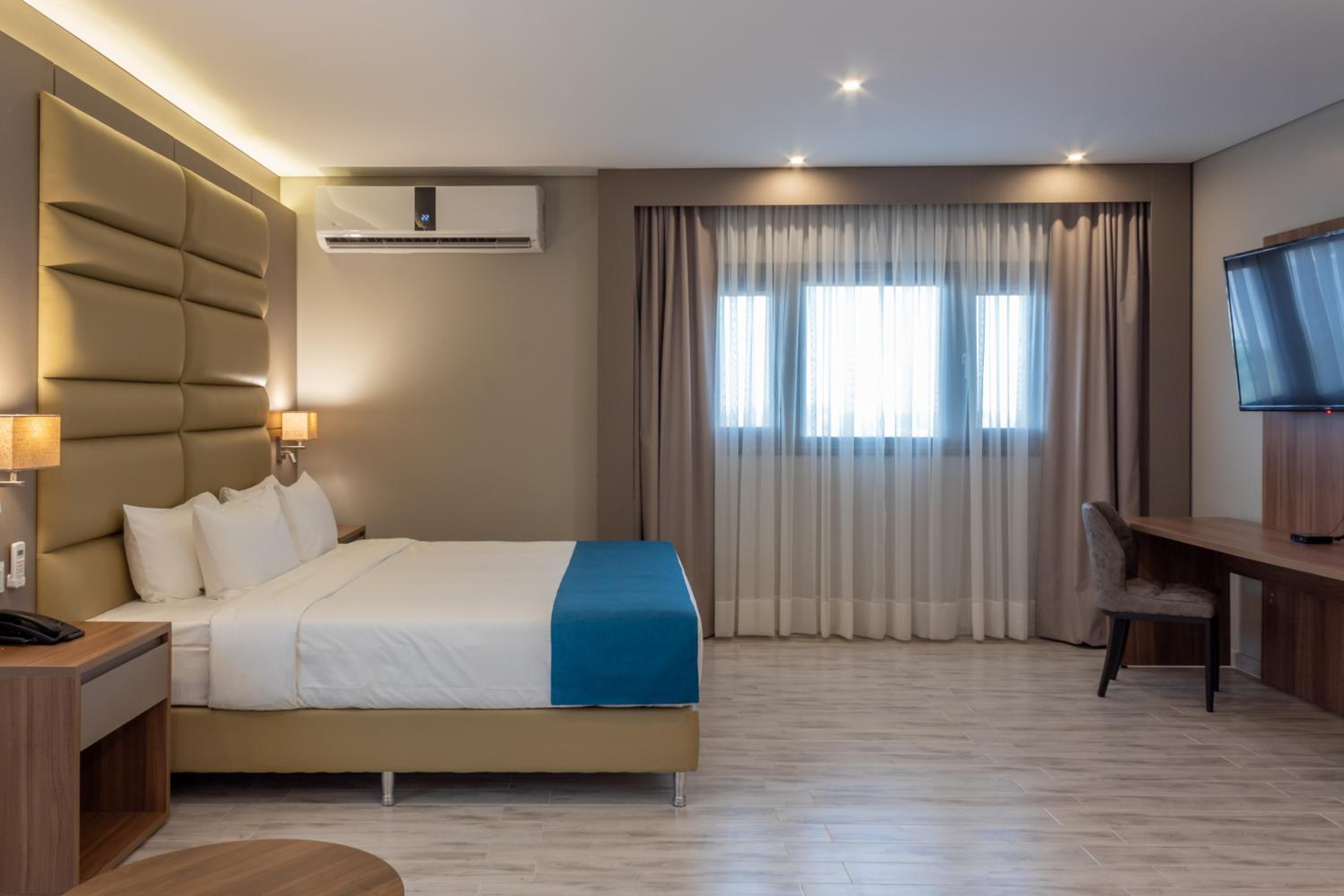 King Suite with Sofa Bed - Non-Smoking - Photo 5