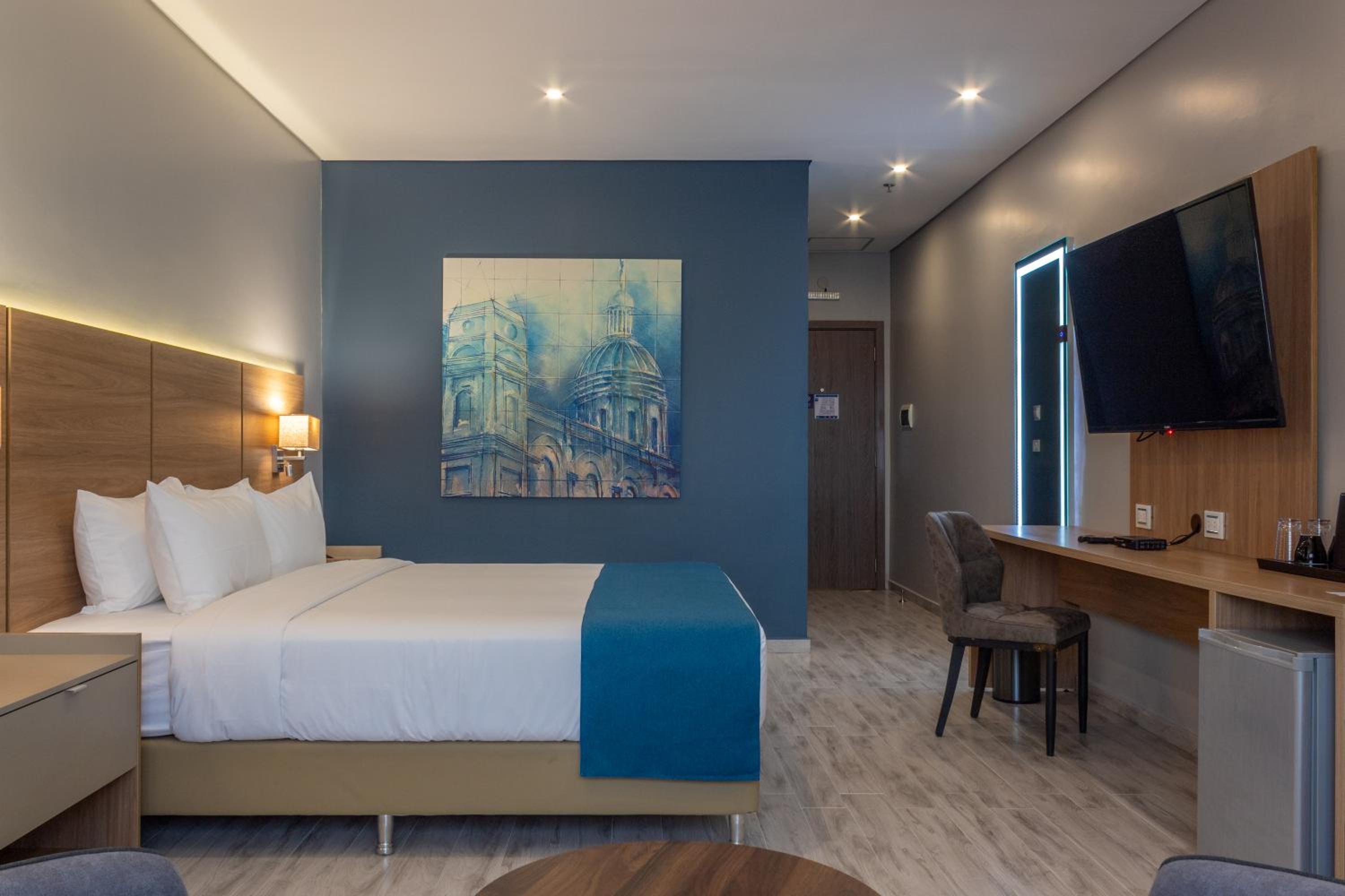 Superior King Room - Non-Smoking - Photo 4