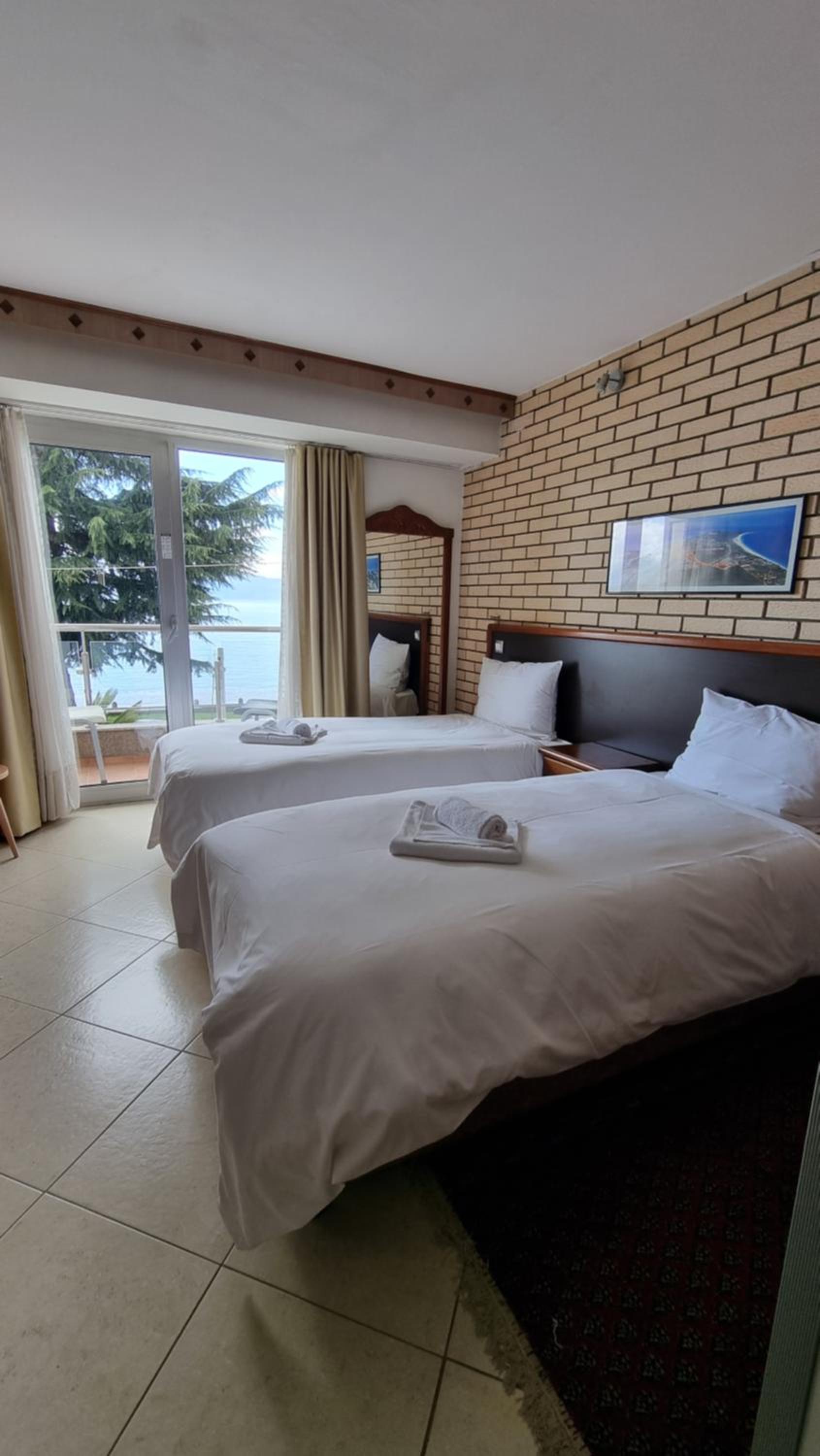 Double or Twin Room with Lake View - Photo 2