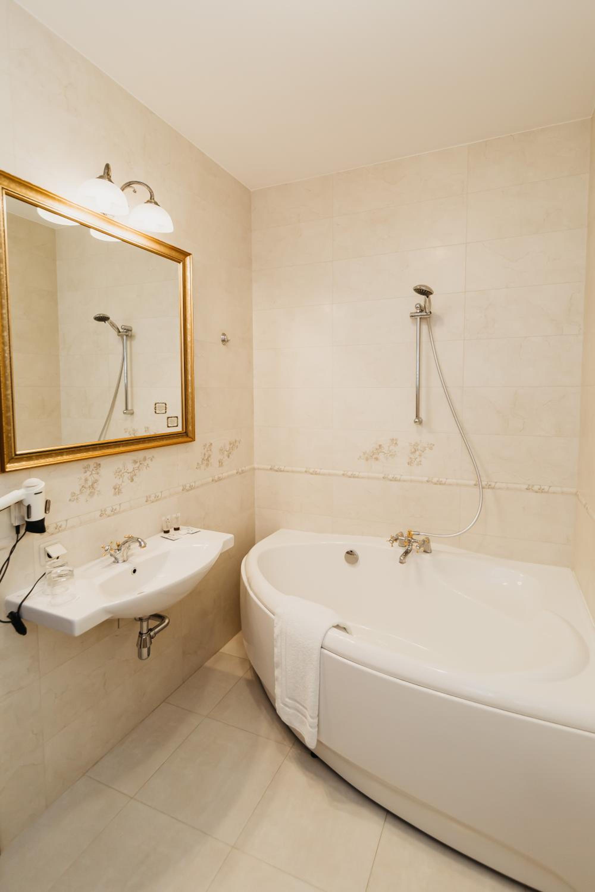 Junior Suite with Balcony - Photo 2