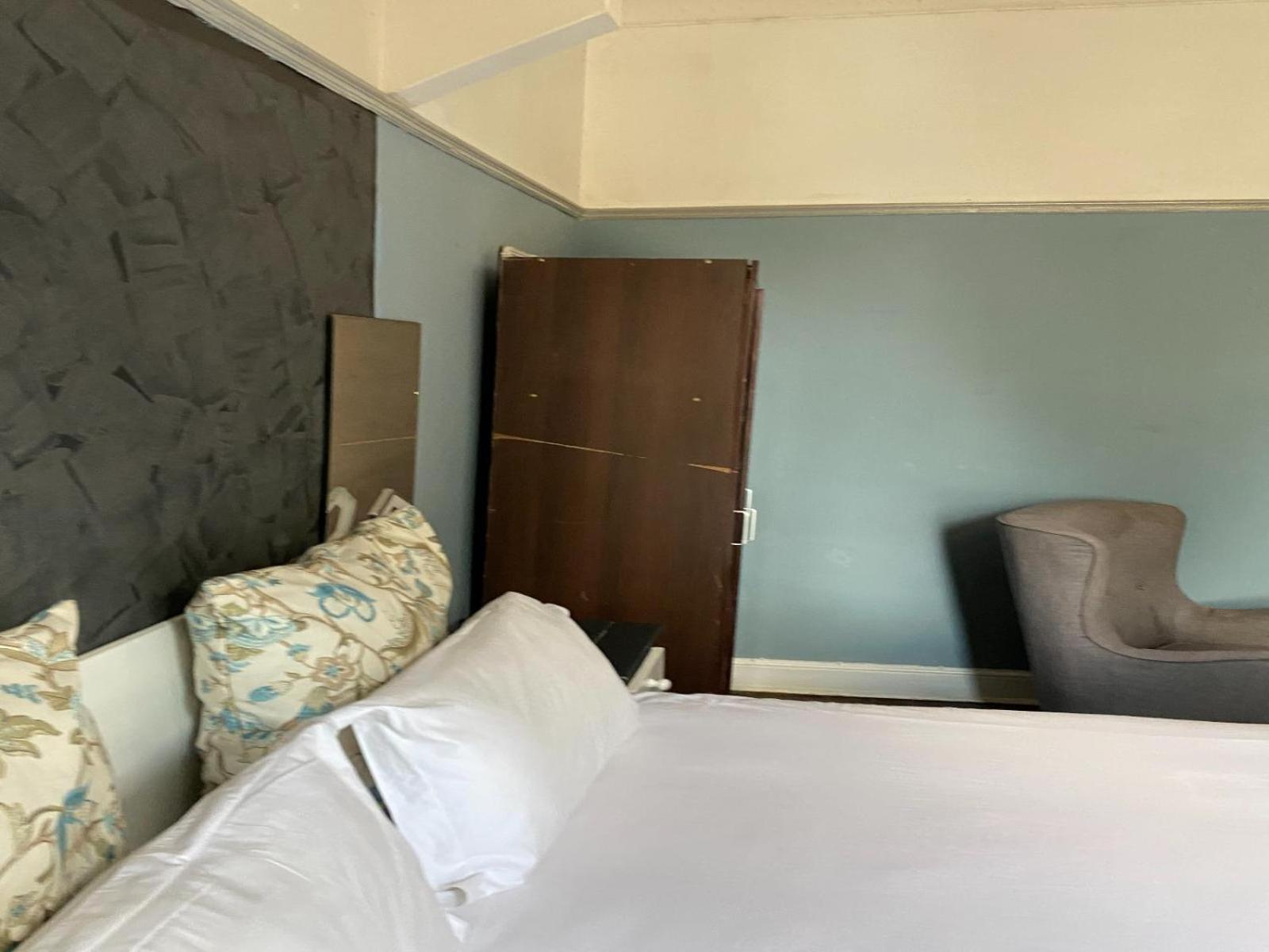 Standard King Room - Photo 10