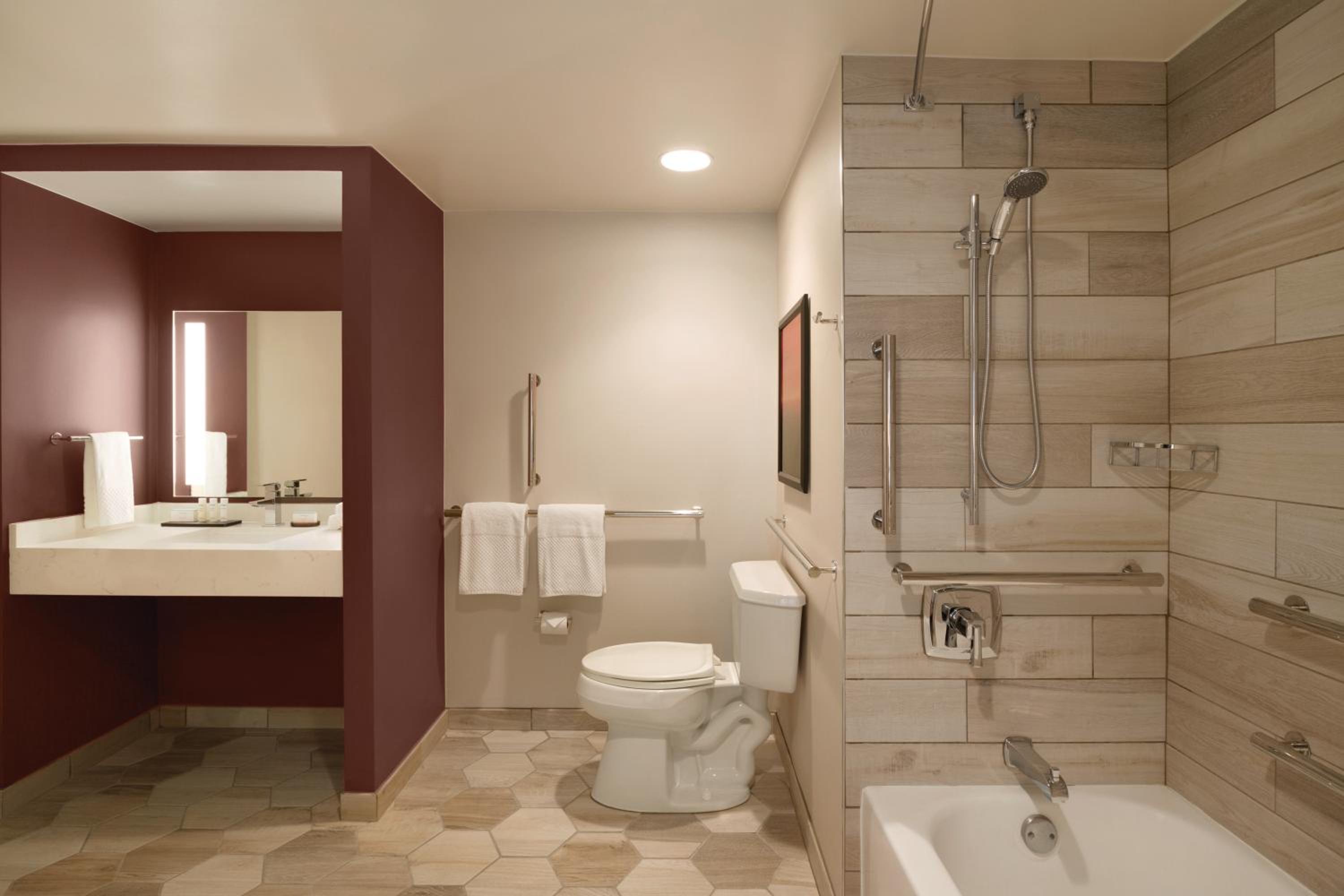 One-Bedroom Suite - Mobility Access/Bath Tub - Photo 2