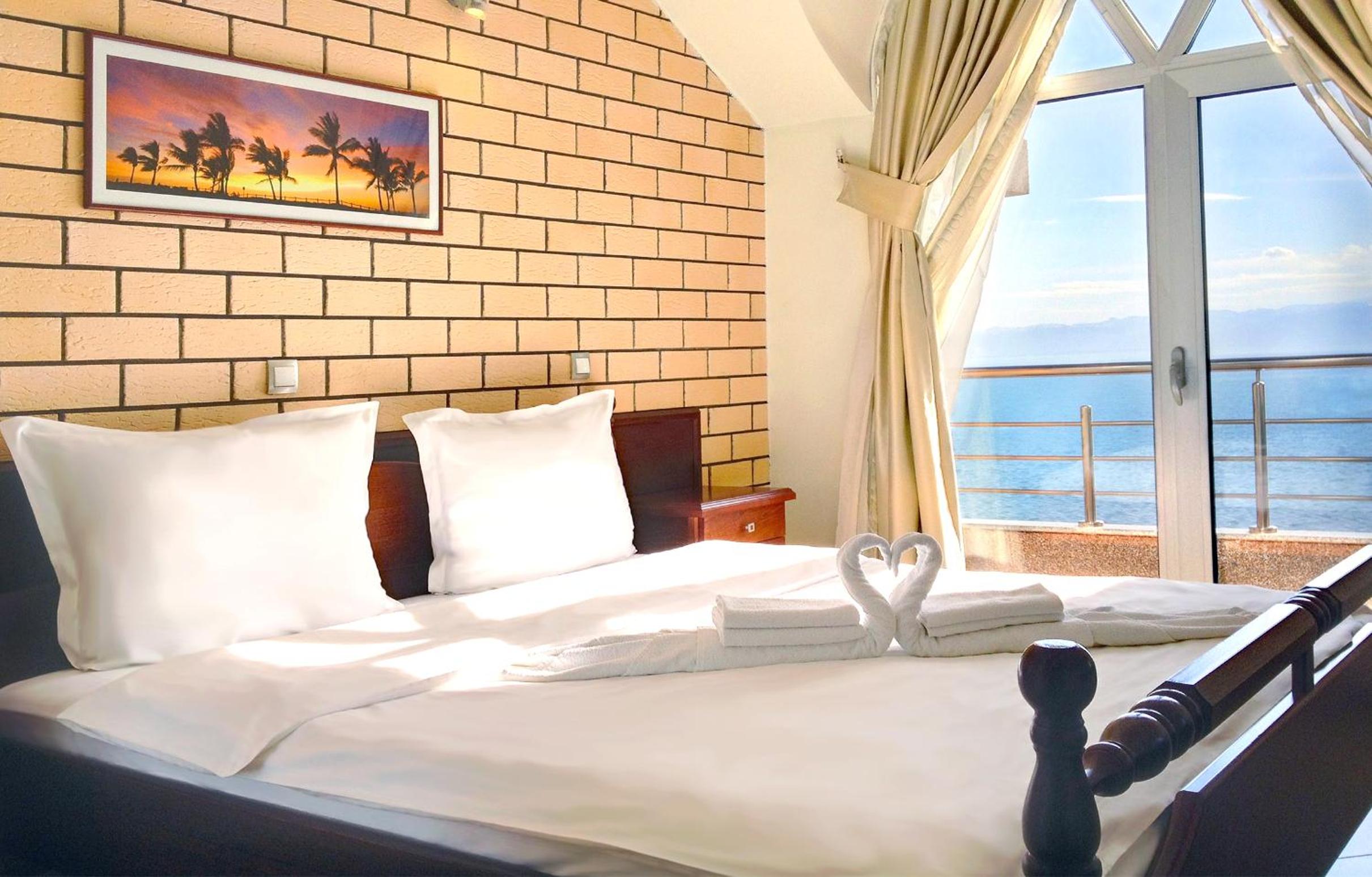 Double or Twin Room with Lake View - Photo 1