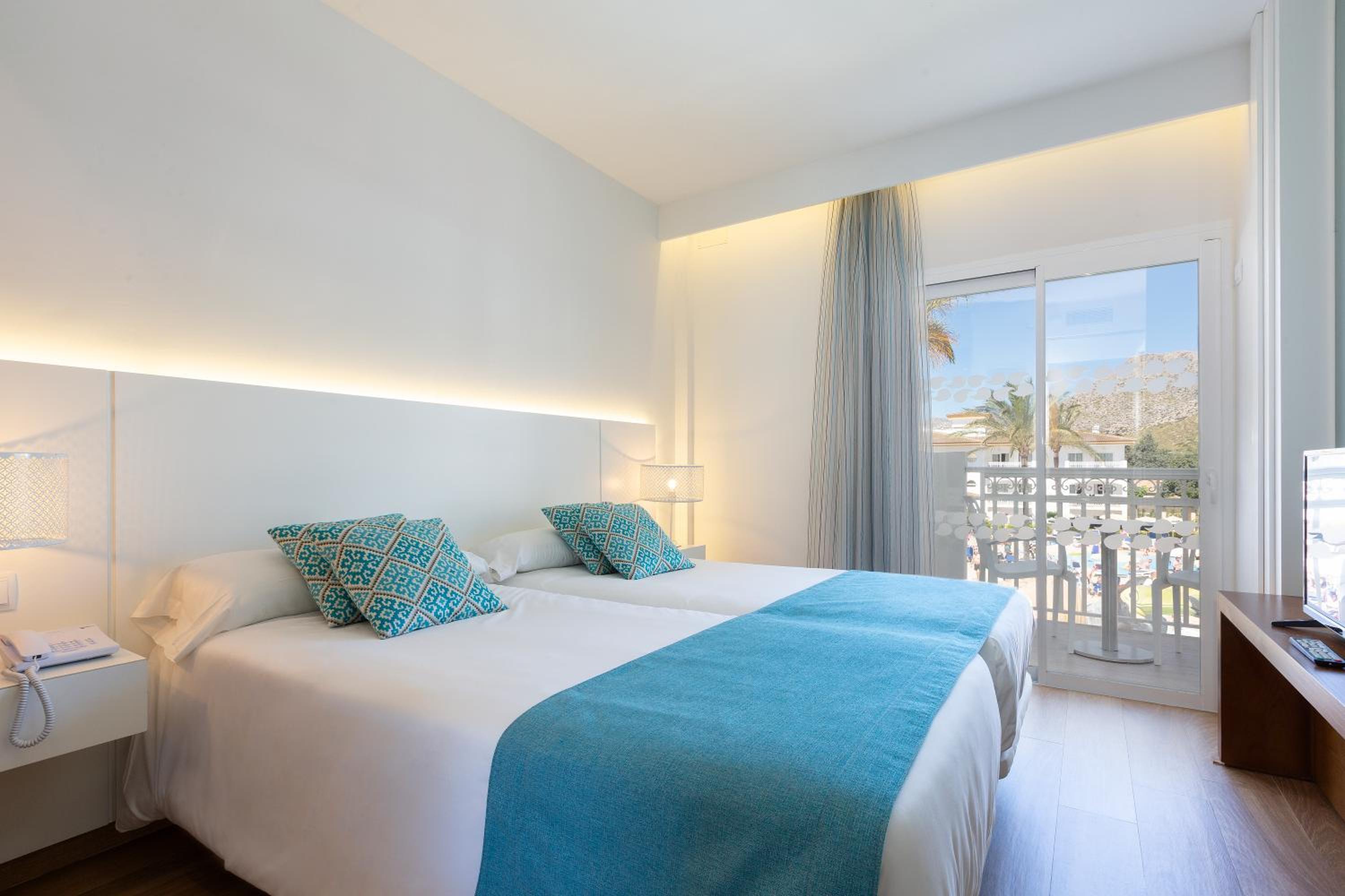 Suite with Pool View (2 Adults + 2 Children) photo 2