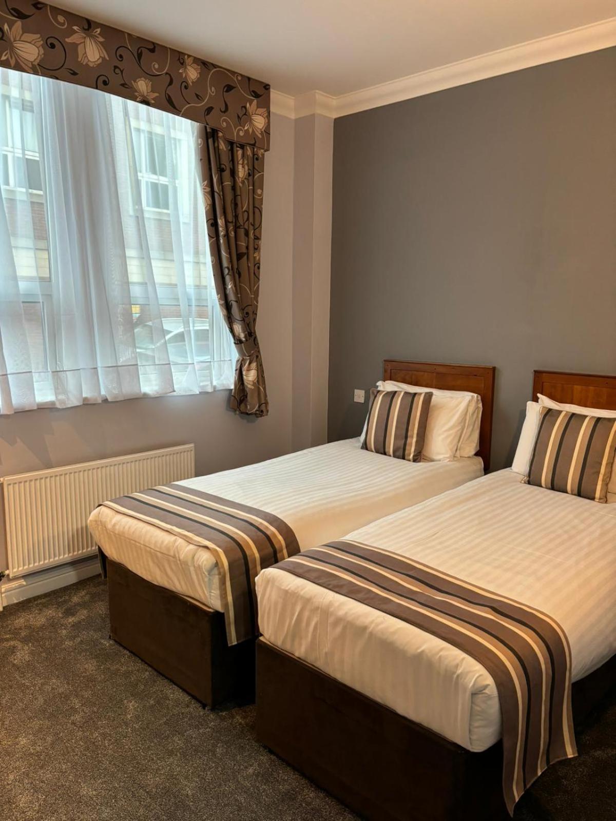 Twin Room - Photo 3