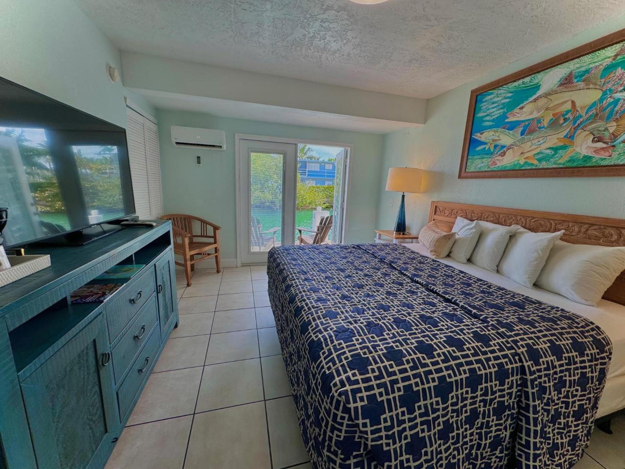 King Bed Water View photo 2