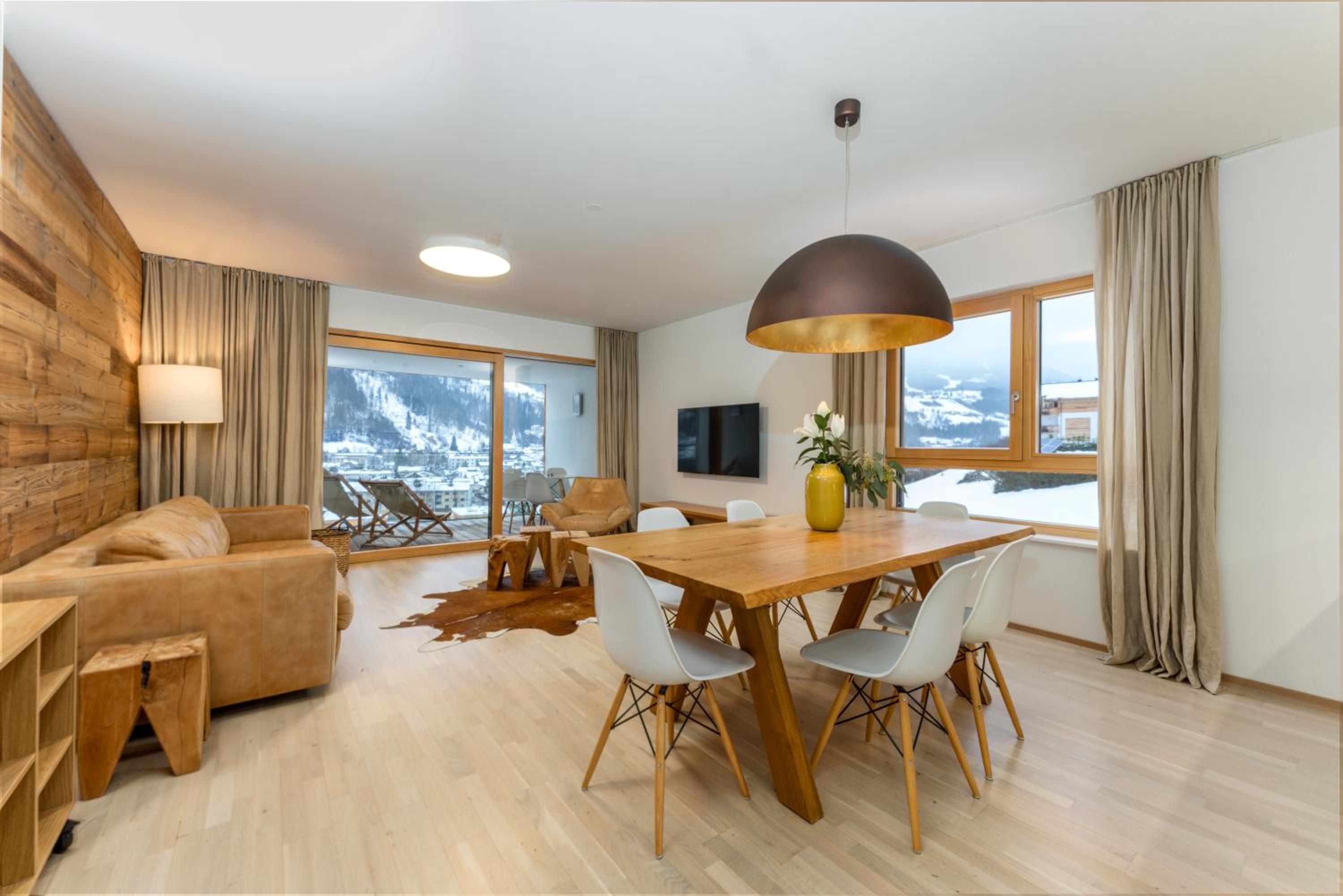 Apartment with Mountain View