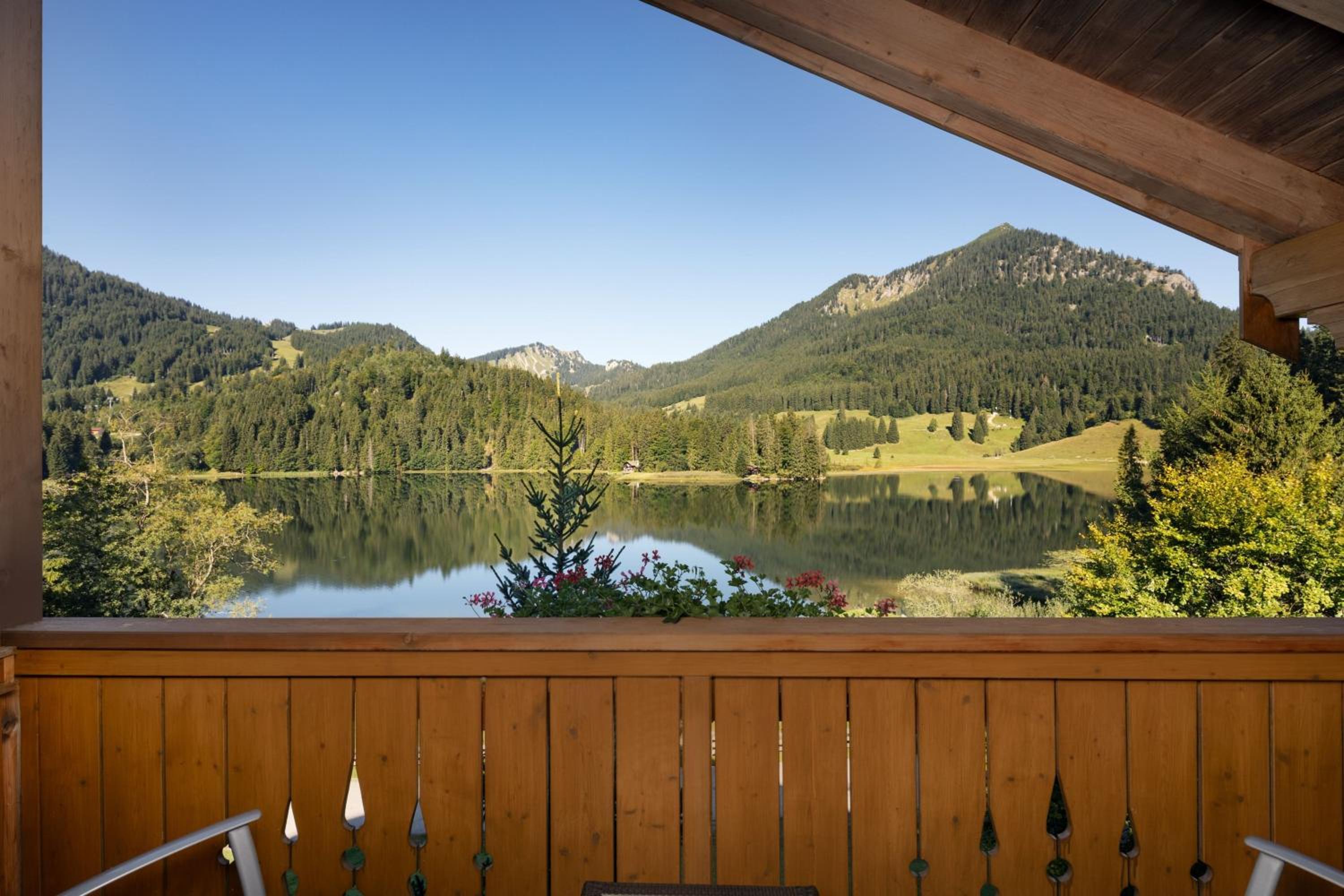 Superior Queen Room with Balcony and Lake View - Photo 2