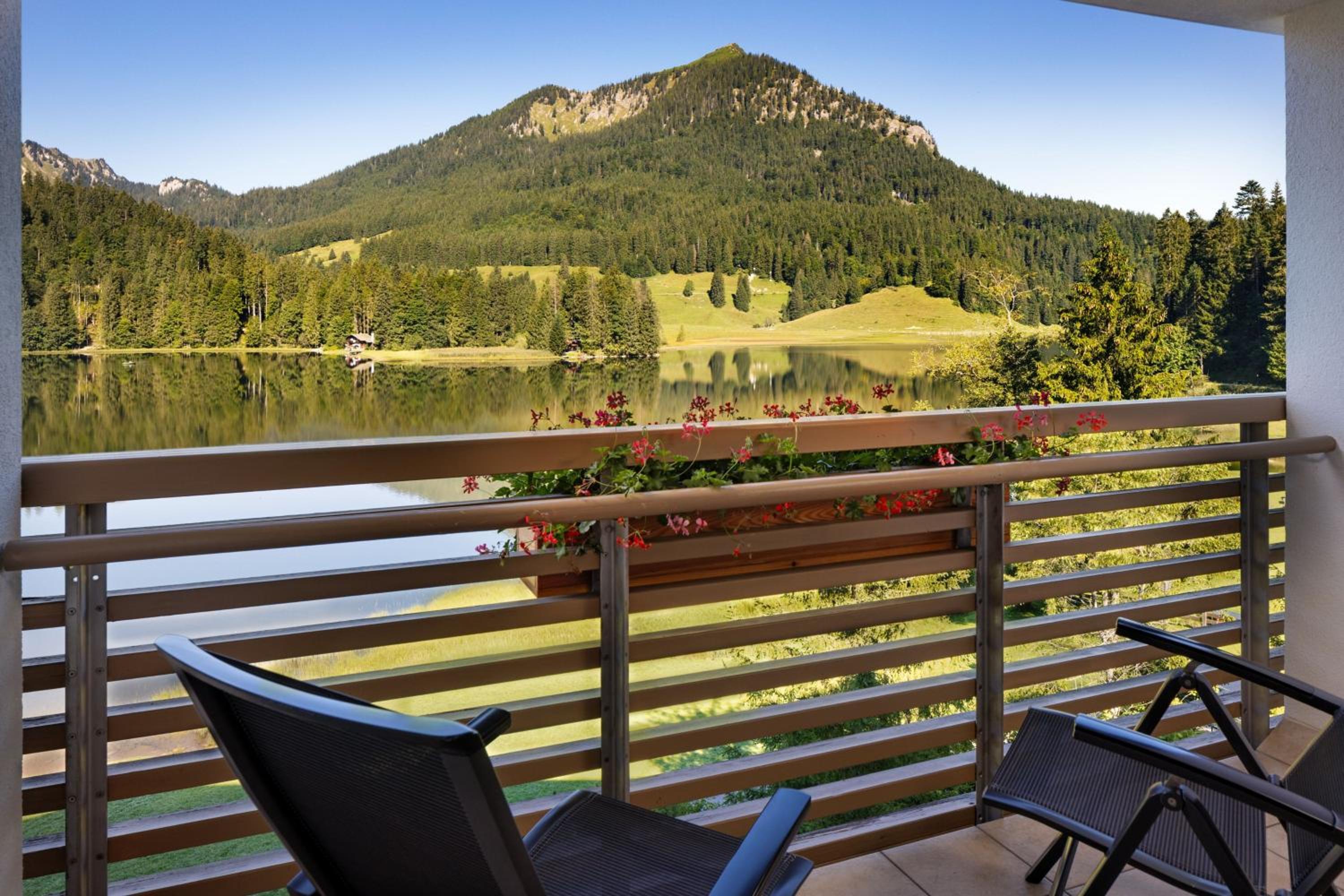 Grand Deluxe King Room with Balcony and Lake View - Photo 4