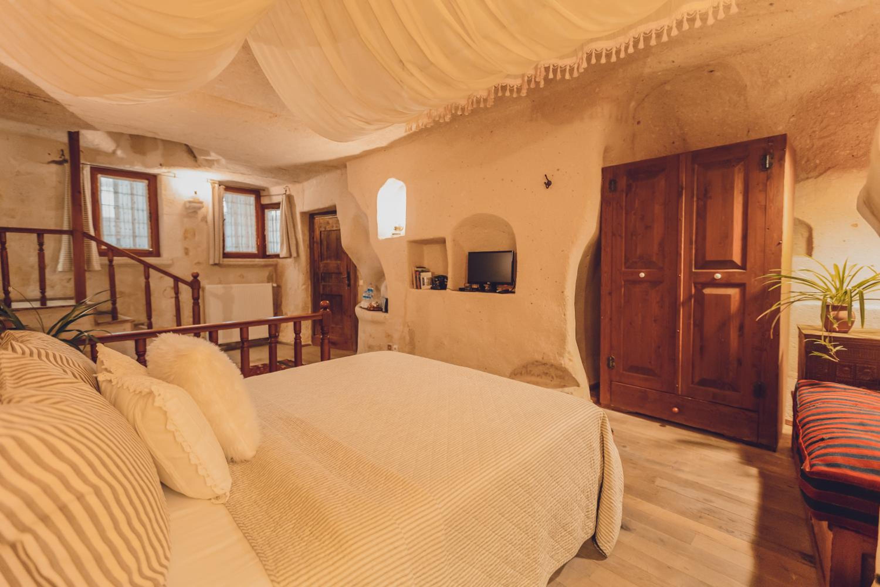 Suite - Photo 15