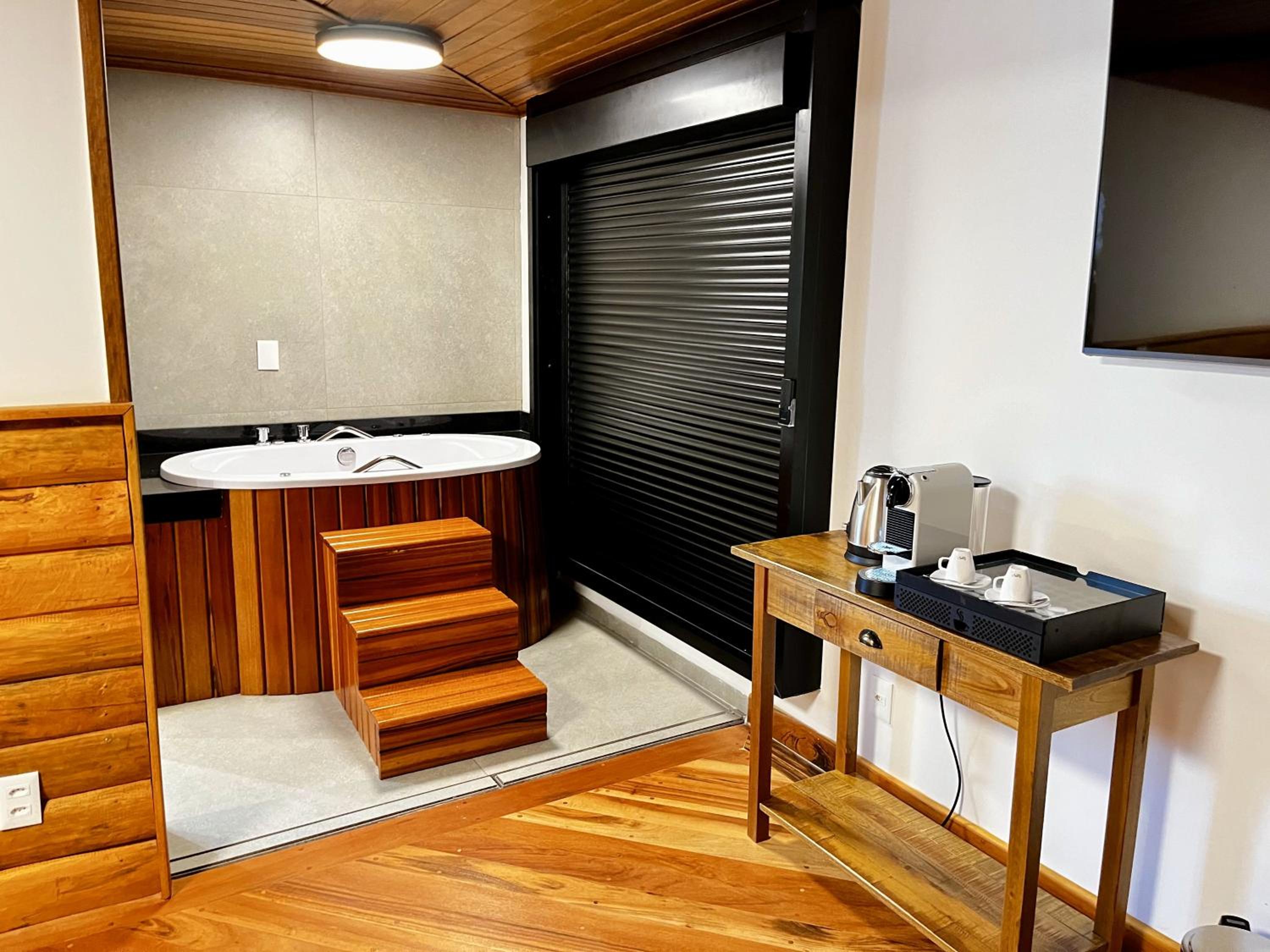King Room with Spa Bath thumbnail 6