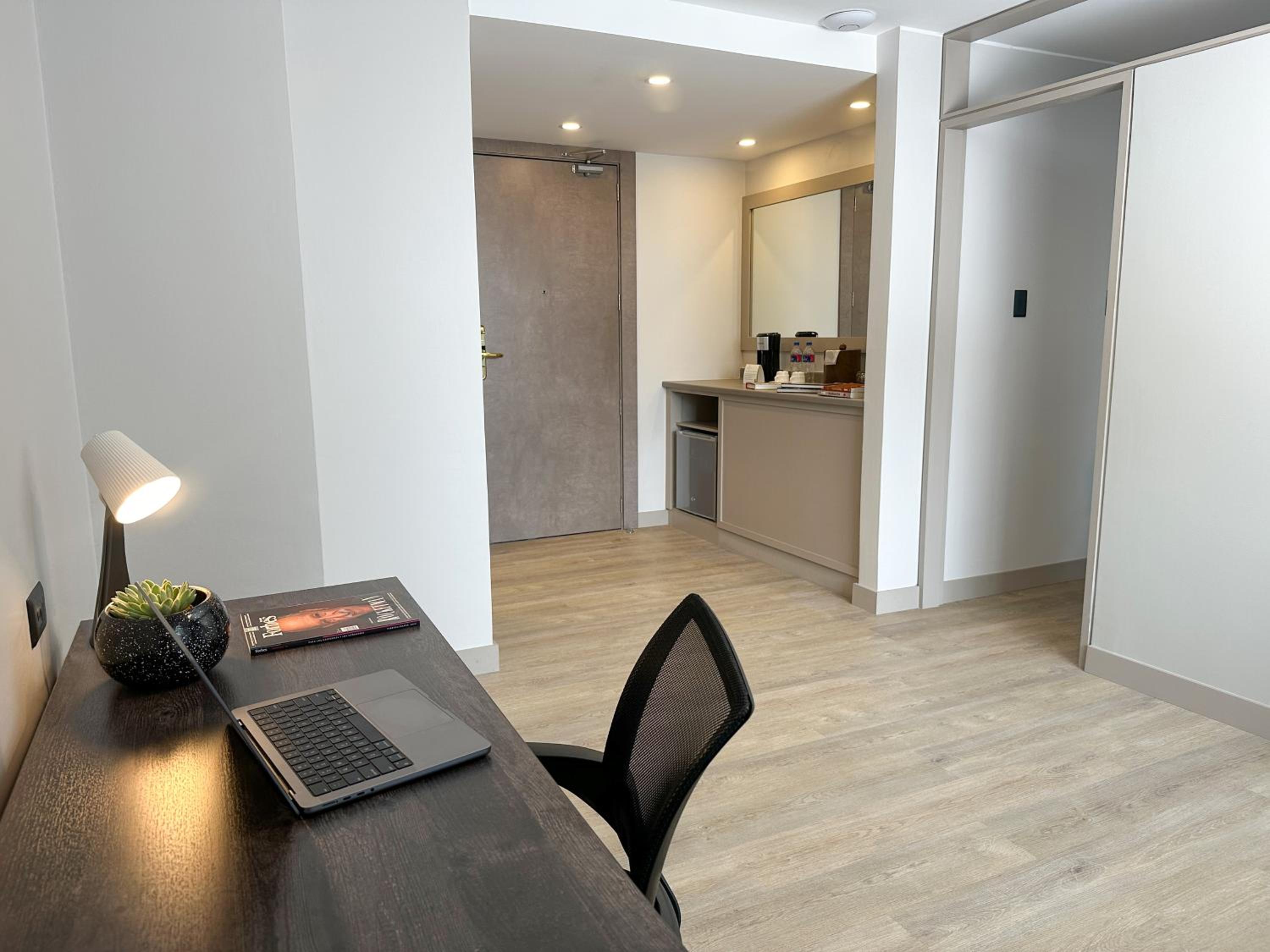 Business King Room - Non-Smoking - Photo 7