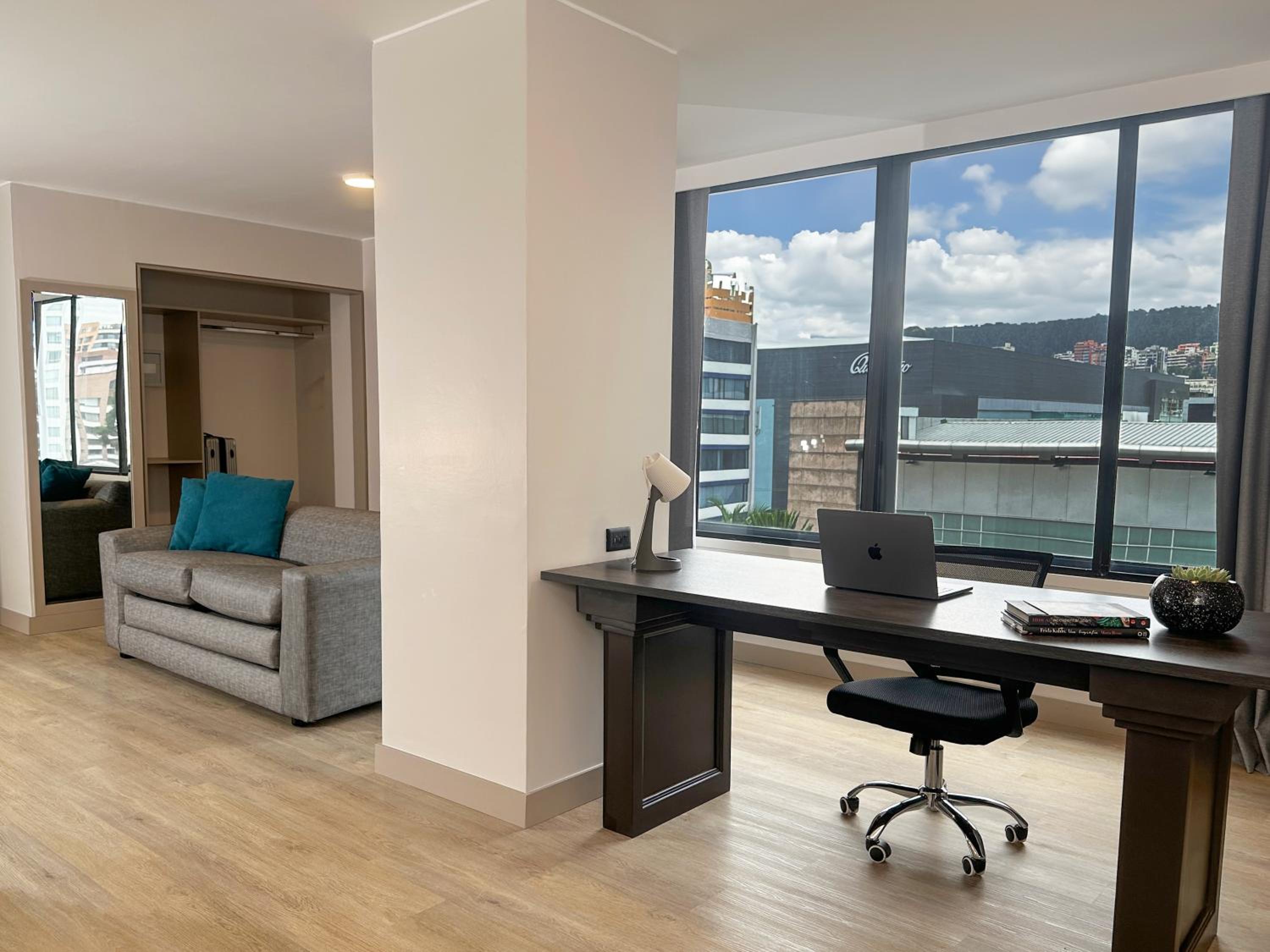 Business King Suite - Non-Smoking - Photo 7