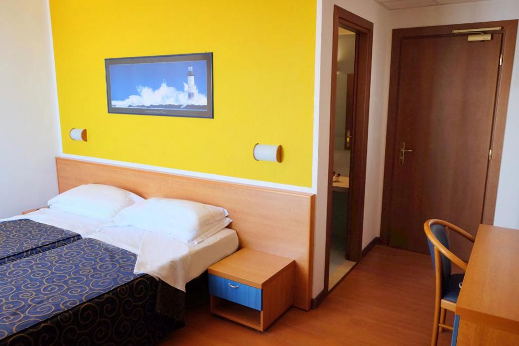 Twin Room with Partial Sea View photo 3