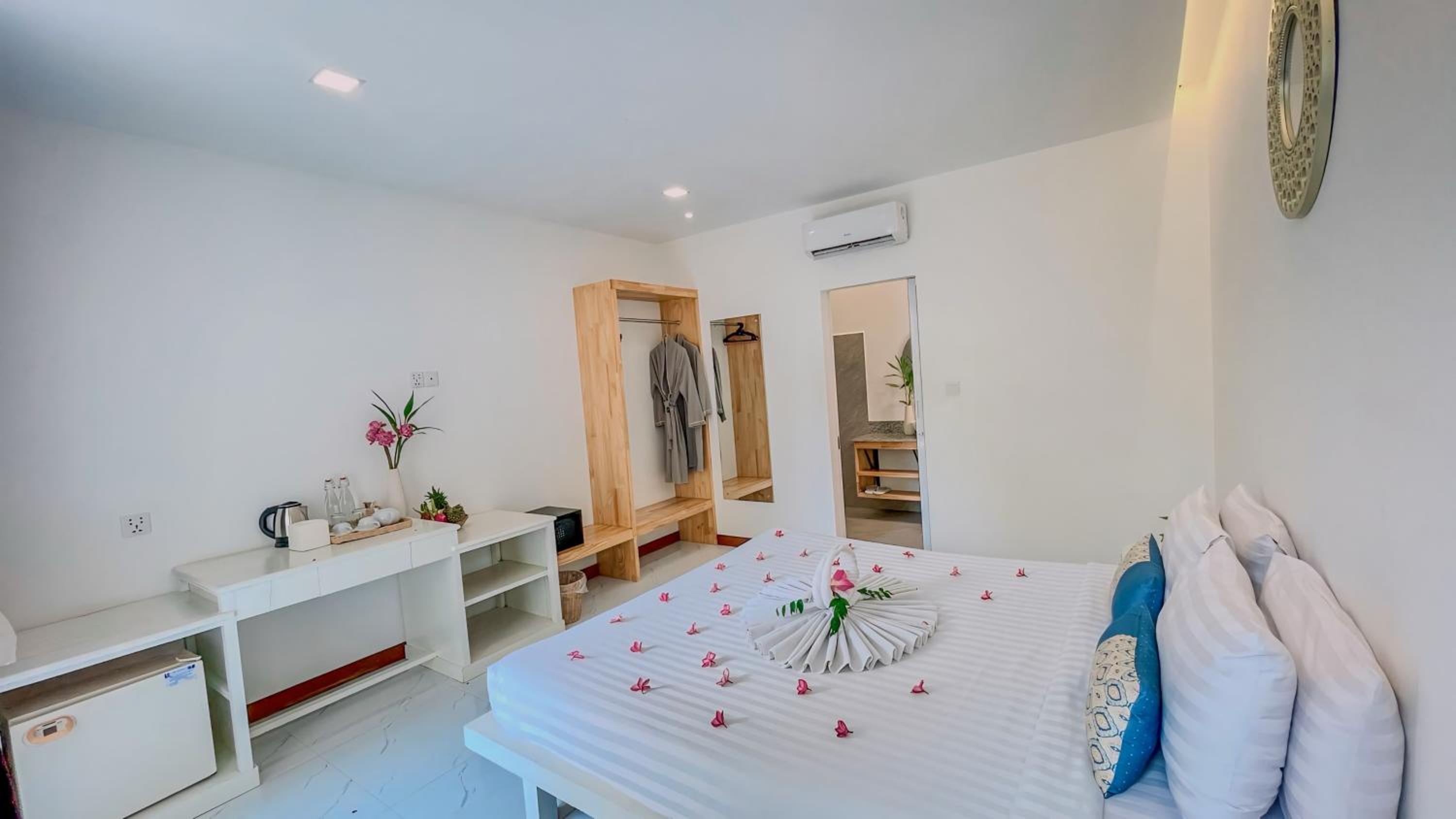 Studio Double With Terrace Pool Access - Free Pick Up photo 3