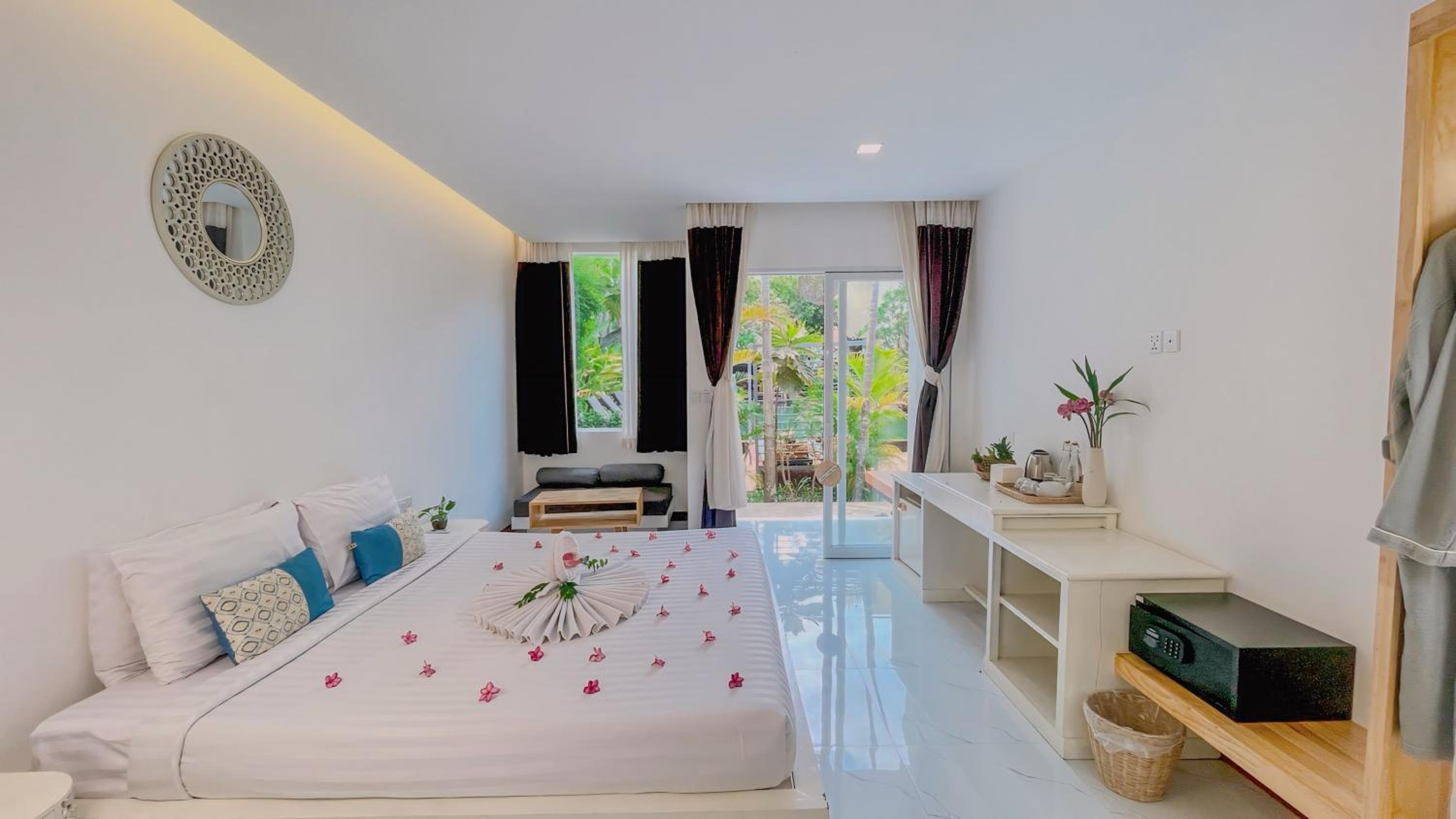 Studio Double With Terrace Pool Access - Free Pick Up photo 2