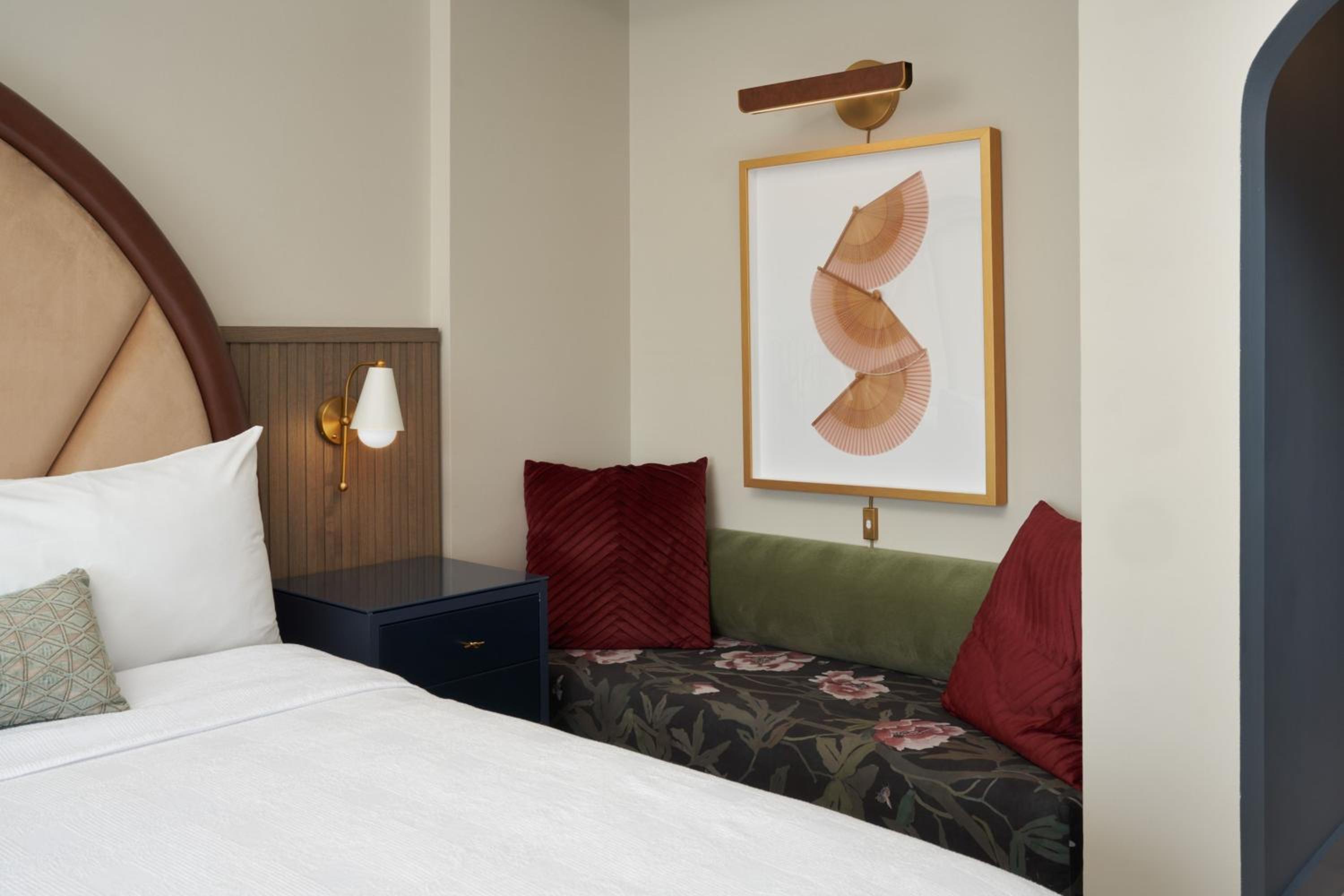 Standard King Room - Photo 5