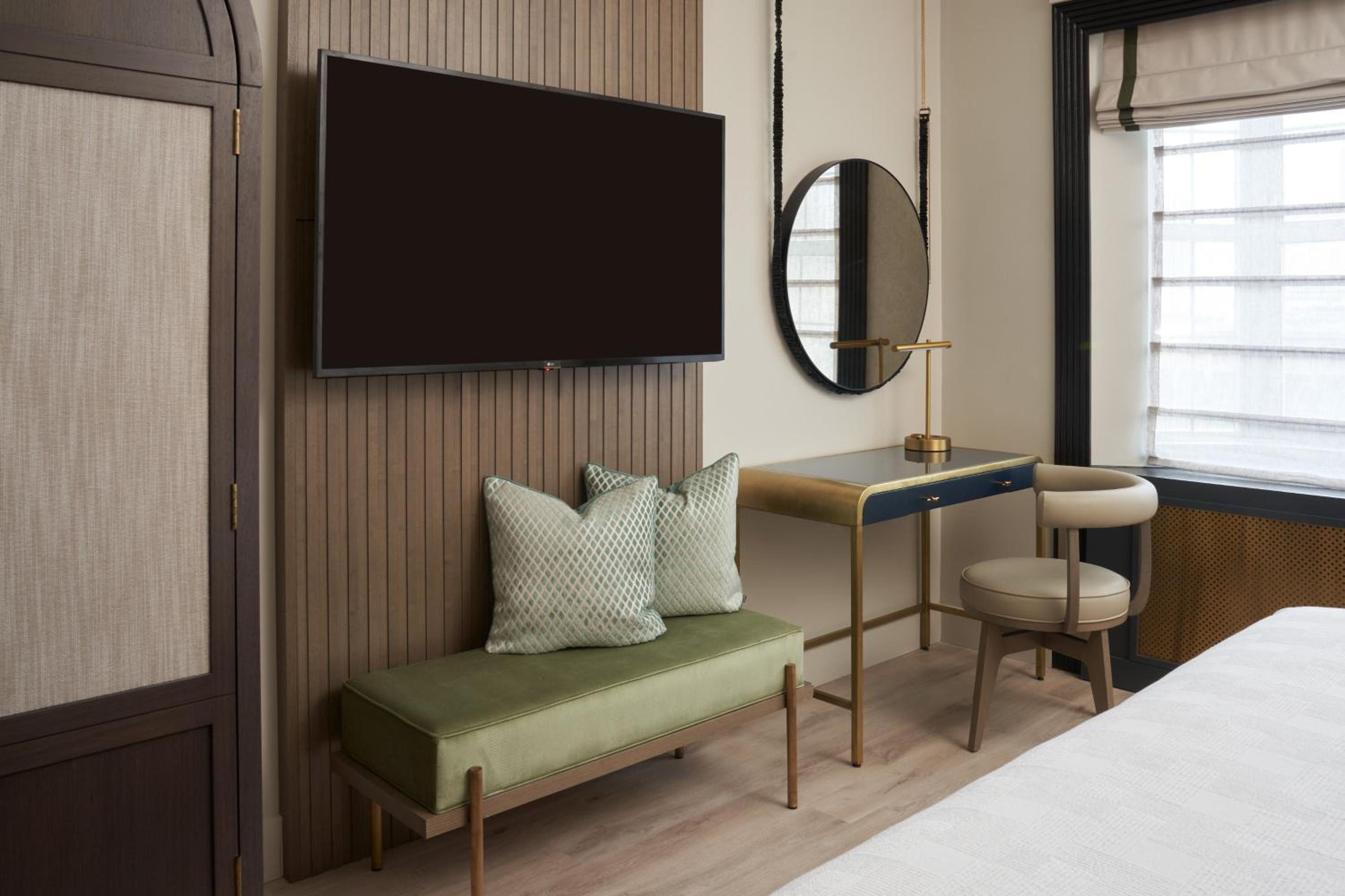 Standard King Room - Photo 12
