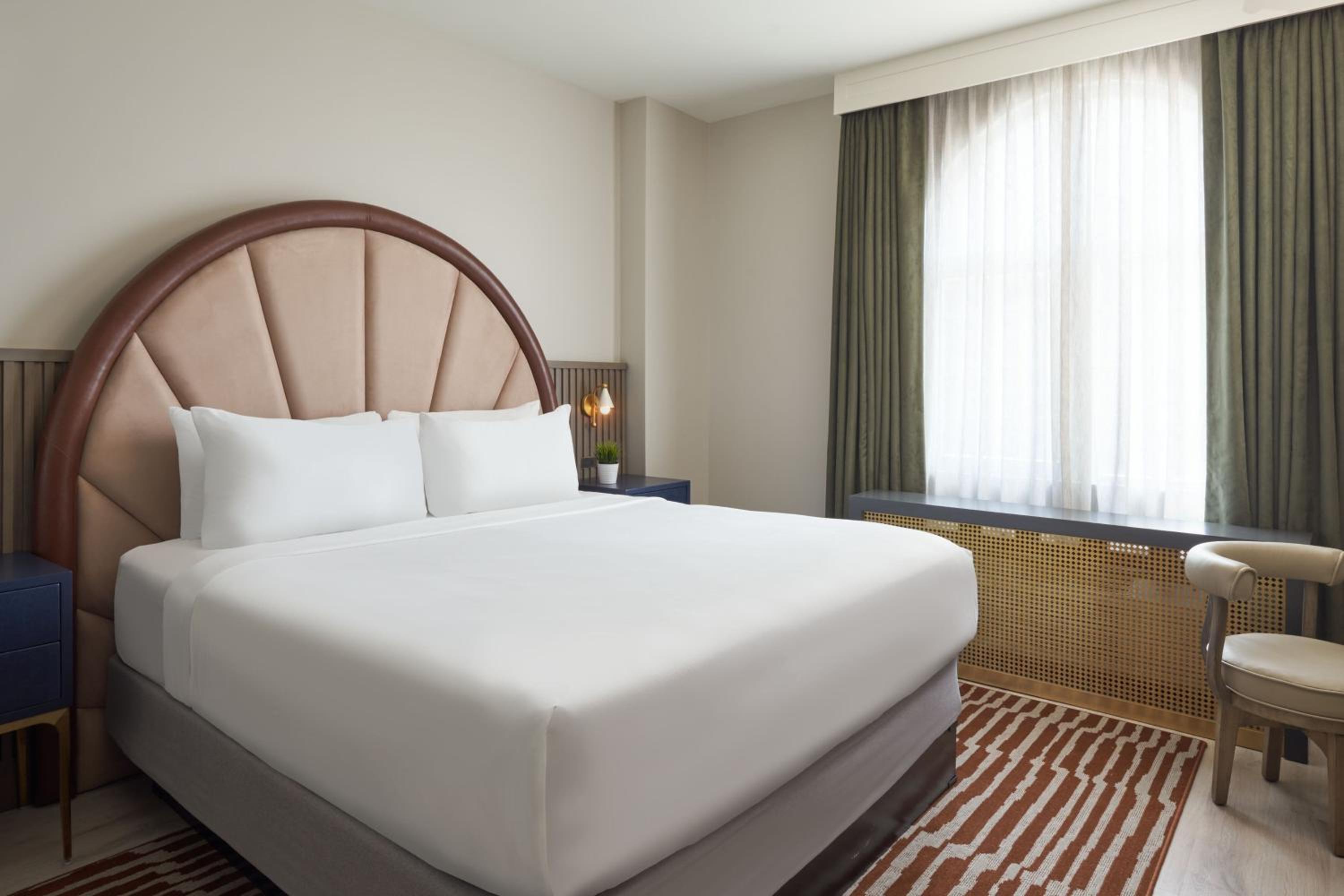 Standard King Room - Photo 11