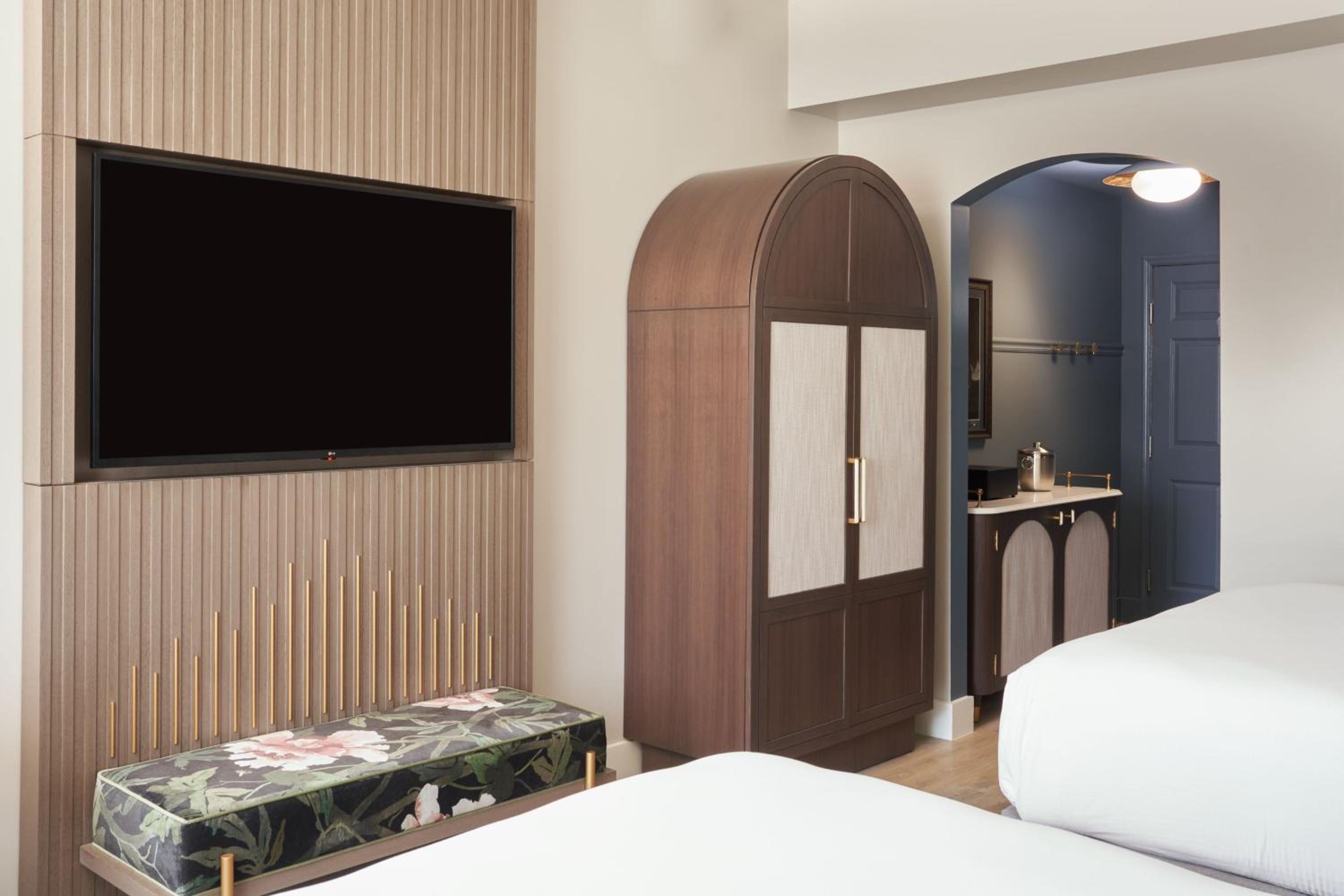 Standard Queen Room with Two Queen Beds - Photo 4