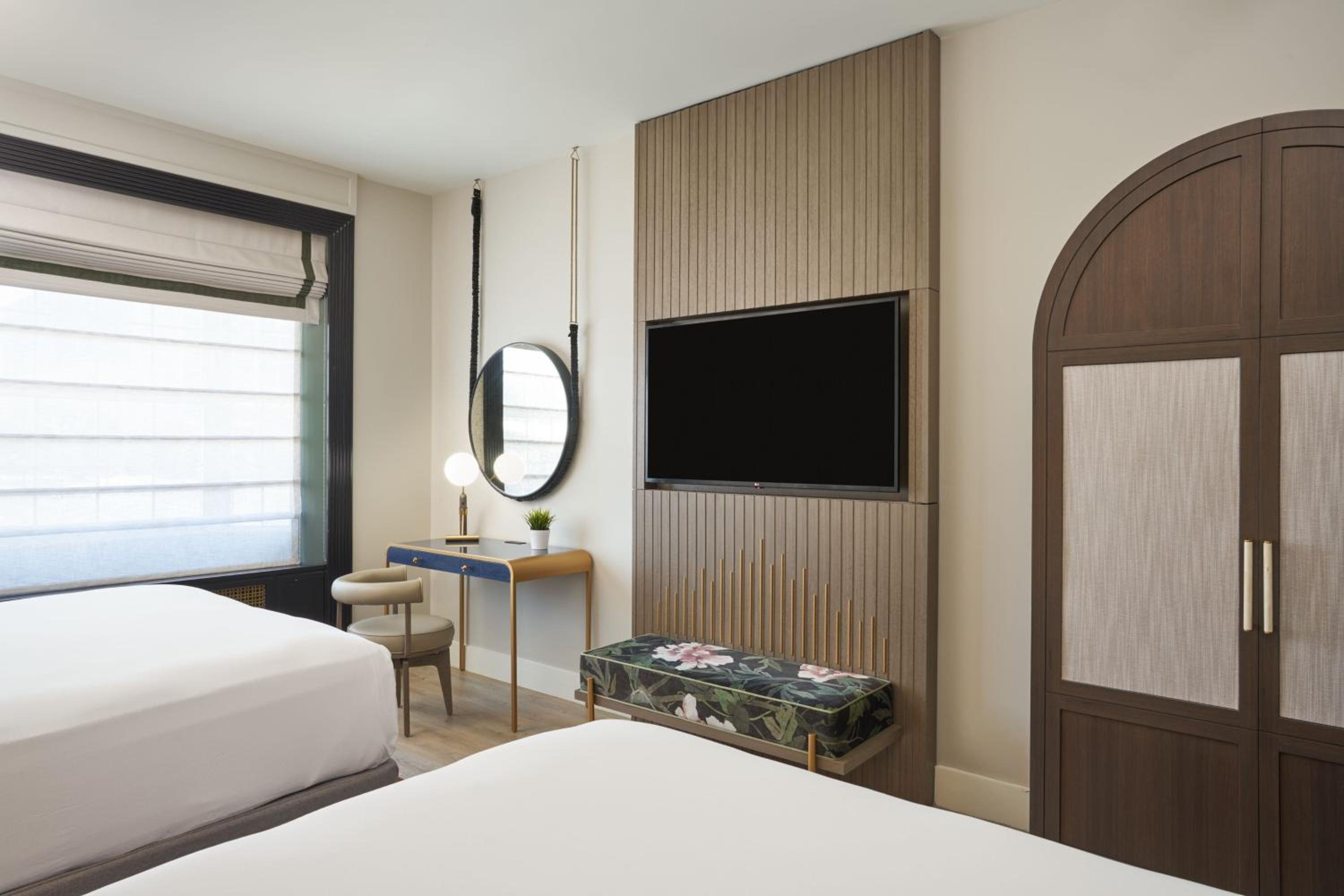 Standard Queen Room with Two Queen Beds - Photo 5
