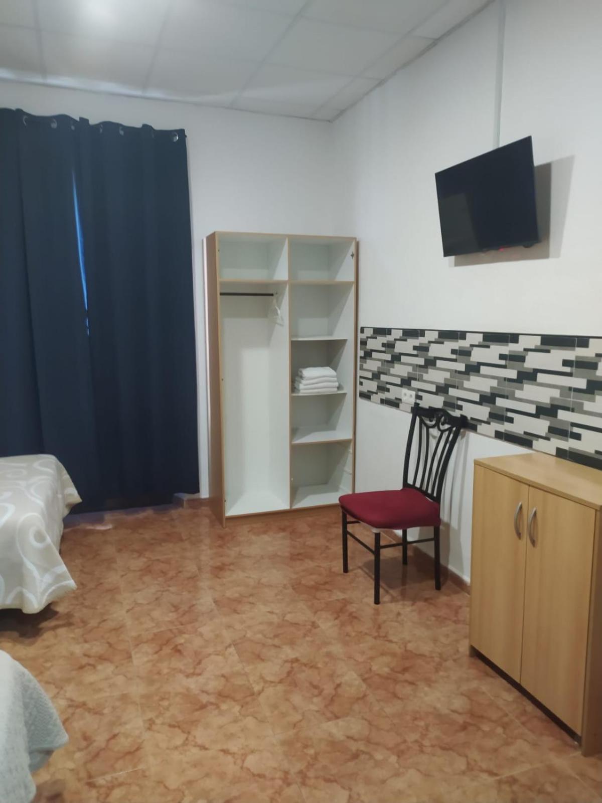 Habitación Triple con Baño Compartido